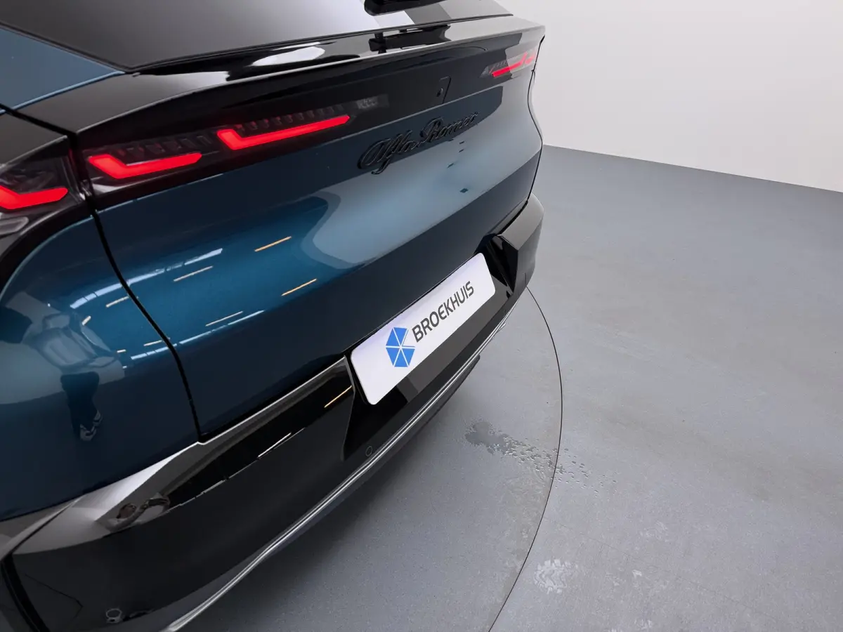 Ibrida Sport Speciale | "Sport Speciale" alcantara bekleding met witte accenten - 6-voudig elektrisch verstelbare bestuurdersstoel / 6-voudig handmatig verstelbare passagiersstoel | 10,1" in