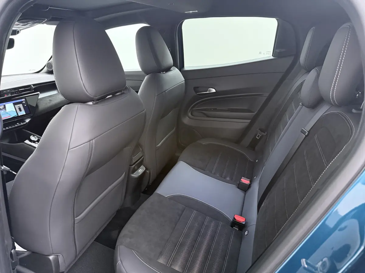 Ibrida Sport Speciale | "Sport Speciale" alcantara bekleding met witte accenten - 6-voudig elektrisch verstelbare bestuurdersstoel / 6-voudig handmatig verstelbare passagiersstoel | 10,1" in