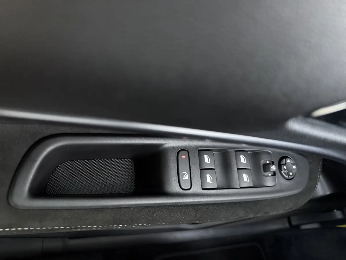 Ibrida Sport Speciale | "Sport Speciale" alcantara bekleding met witte accenten - 6-voudig elektrisch verstelbare bestuurdersstoel / 6-voudig handmatig verstelbare passagiersstoel | 10,1" in