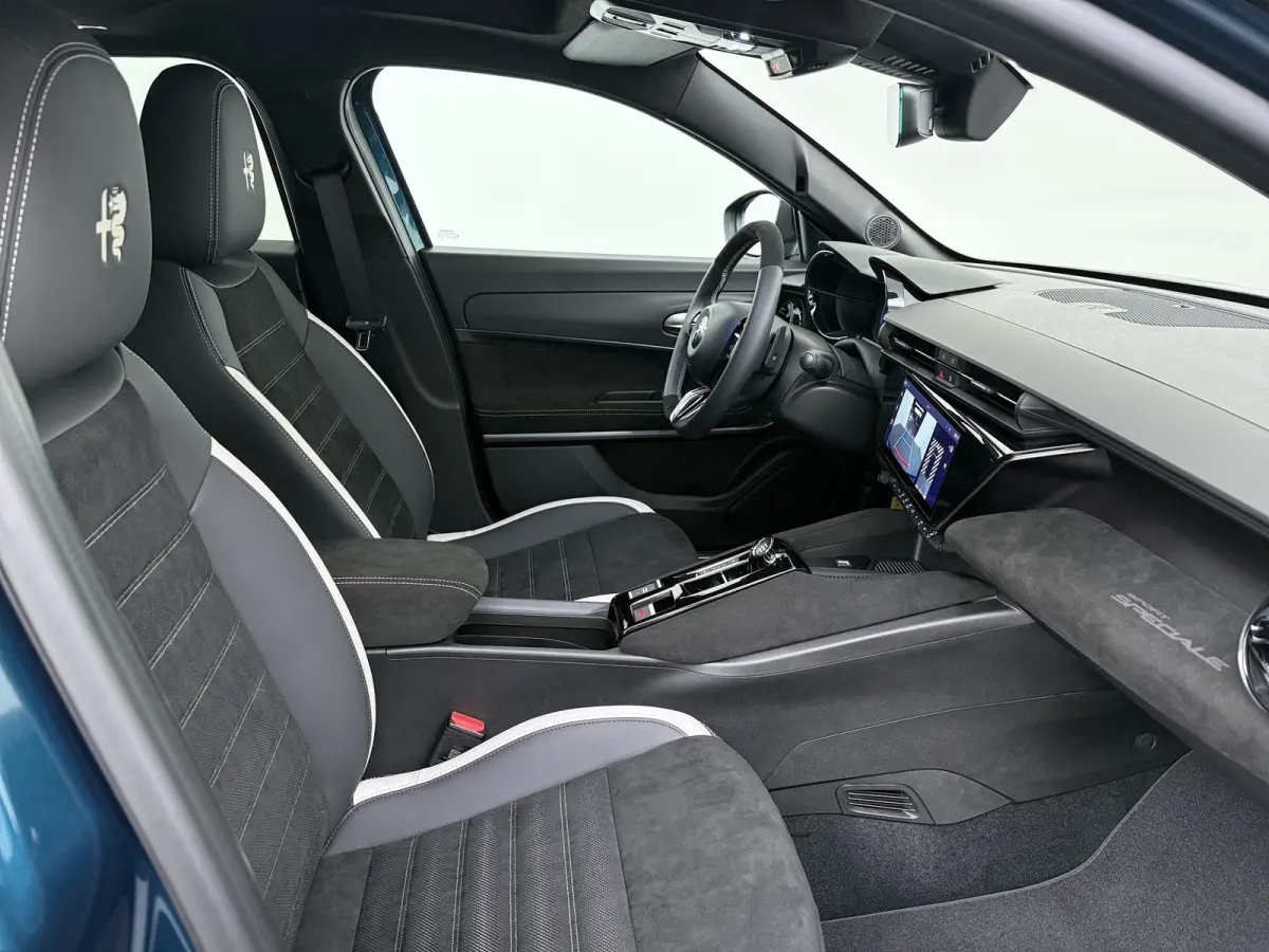 Ibrida Sport Speciale | "Sport Speciale" alcantara bekleding met witte accenten - 6-voudig elektrisch verstelbare bestuurdersstoel / 6-voudig handmatig verstelbare passagiersstoel | 10,1" in