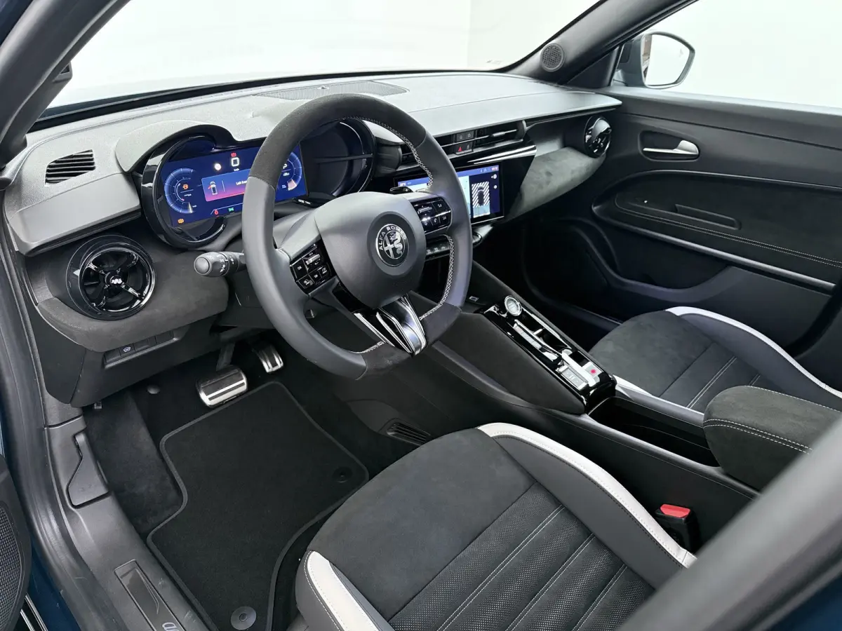 Ibrida Sport Speciale | "Sport Speciale" alcantara bekleding met witte accenten - 6-voudig elektrisch verstelbare bestuurdersstoel / 6-voudig handmatig verstelbare passagiersstoel | 10,1" in