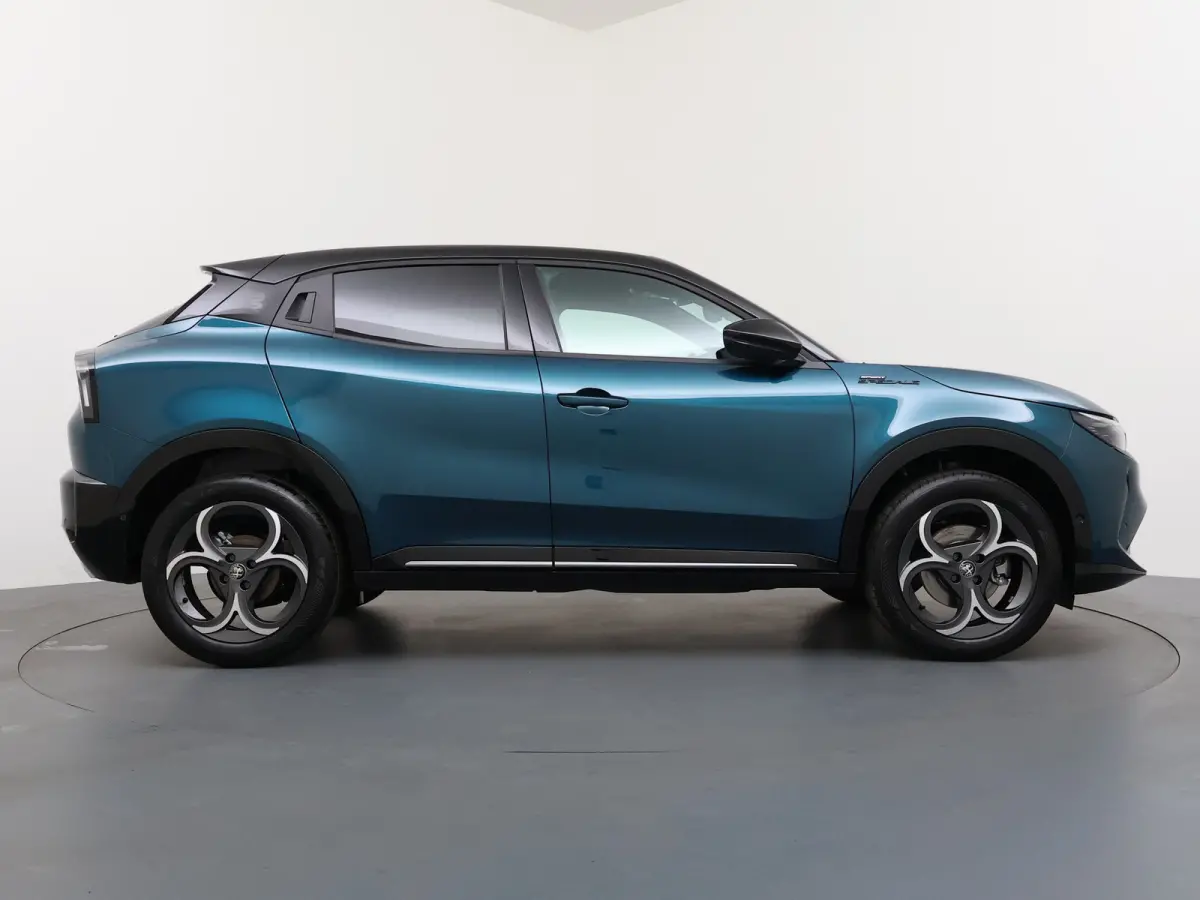 Ibrida Sport Speciale | "Sport Speciale" alcantara bekleding met witte accenten - 6-voudig elektrisch verstelbare bestuurdersstoel / 6-voudig handmatig verstelbare passagiersstoel | 10,1" in