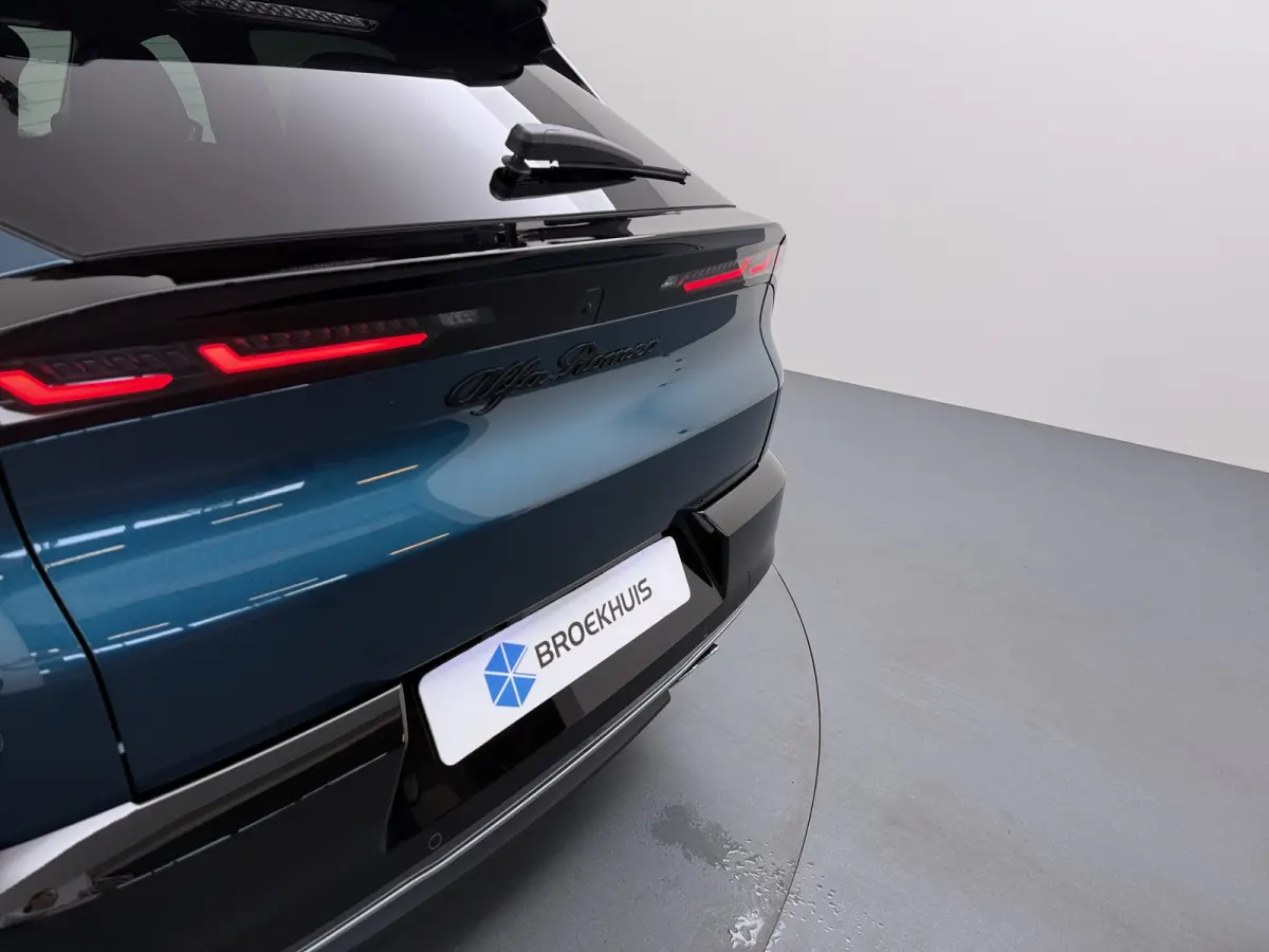 Ibrida Sport Speciale | "Sport Speciale" alcantara bekleding met witte accenten - 6-voudig elektrisch verstelbare bestuurdersstoel / 6-voudig handmatig verstelbare passagiersstoel | 10,1" in