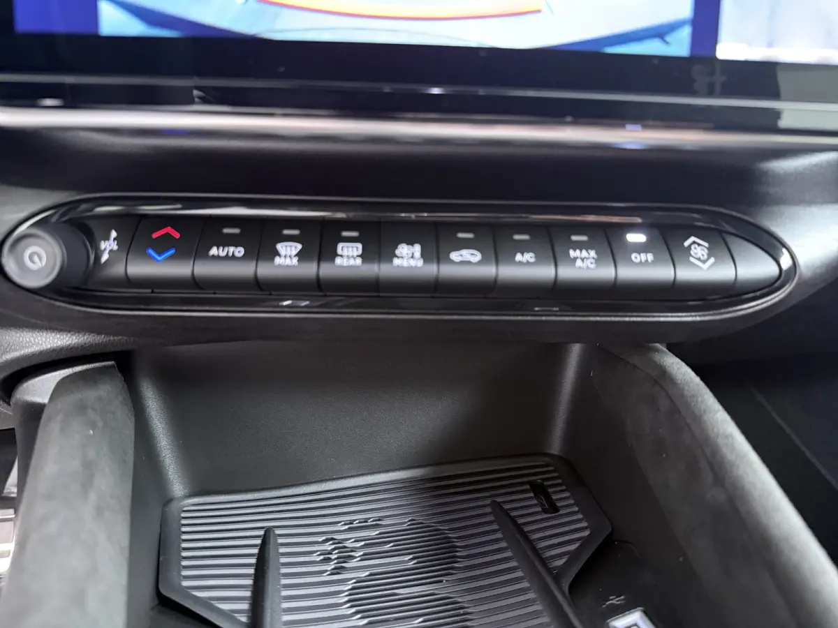 Ibrida Sport Speciale | "Sport Speciale" alcantara bekleding met witte accenten - 6-voudig elektrisch verstelbare bestuurdersstoel / 6-voudig handmatig verstelbare passagiersstoel | 10,1" in