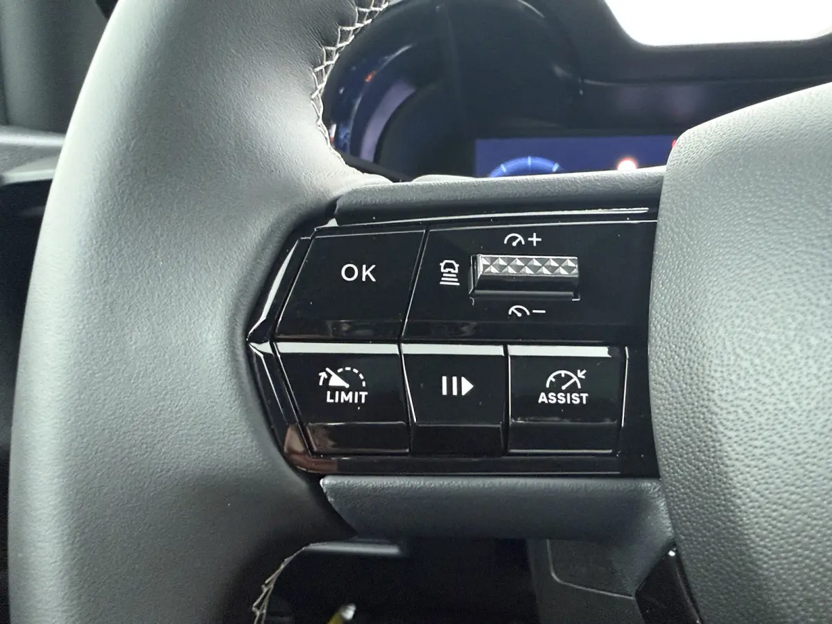 Ibrida Sport Speciale | "Sport Speciale" alcantara bekleding met witte accenten - 6-voudig elektrisch verstelbare bestuurdersstoel / 6-voudig handmatig verstelbare passagiersstoel | 10,1" in