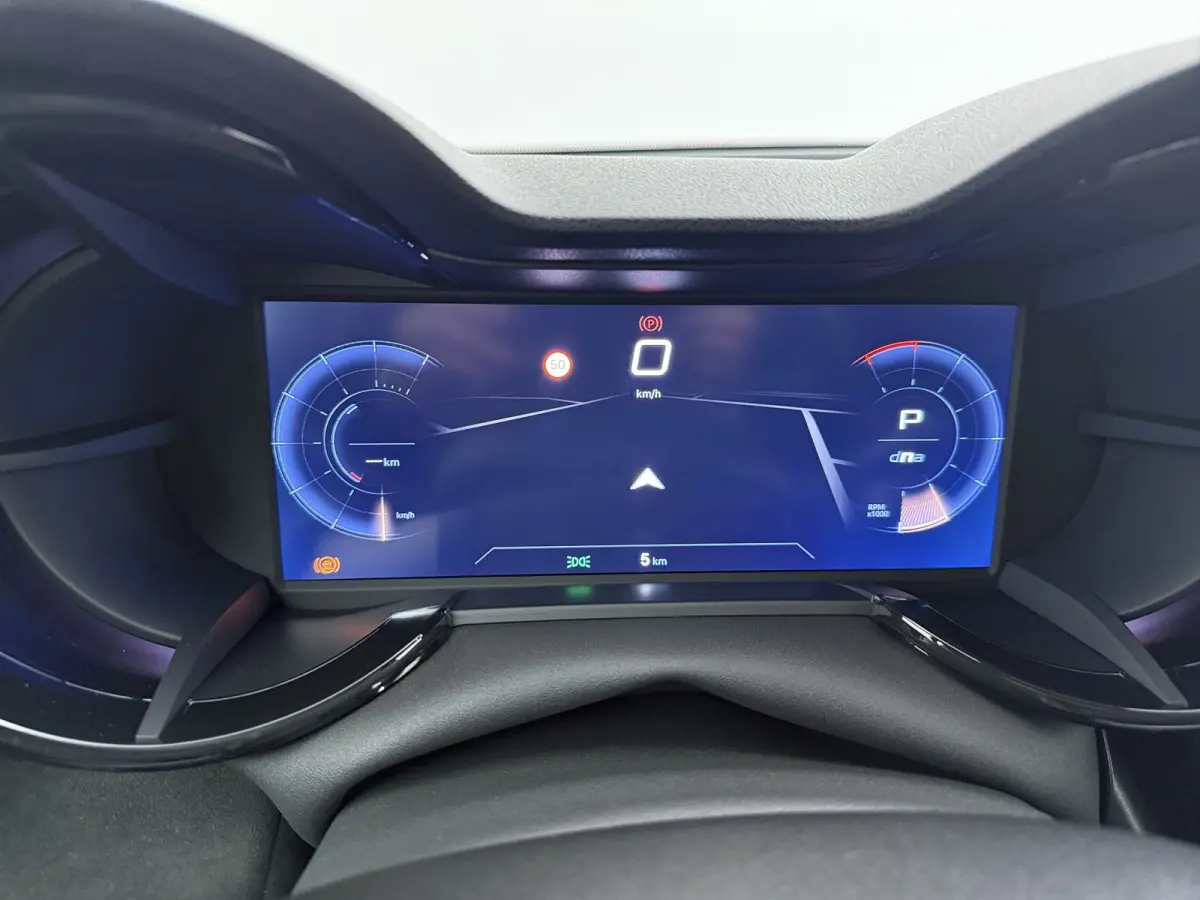 Ibrida Sport Speciale | "Sport Speciale" alcantara bekleding met witte accenten - 6-voudig elektrisch verstelbare bestuurdersstoel / 6-voudig handmatig verstelbare passagiersstoel | 10,1" in