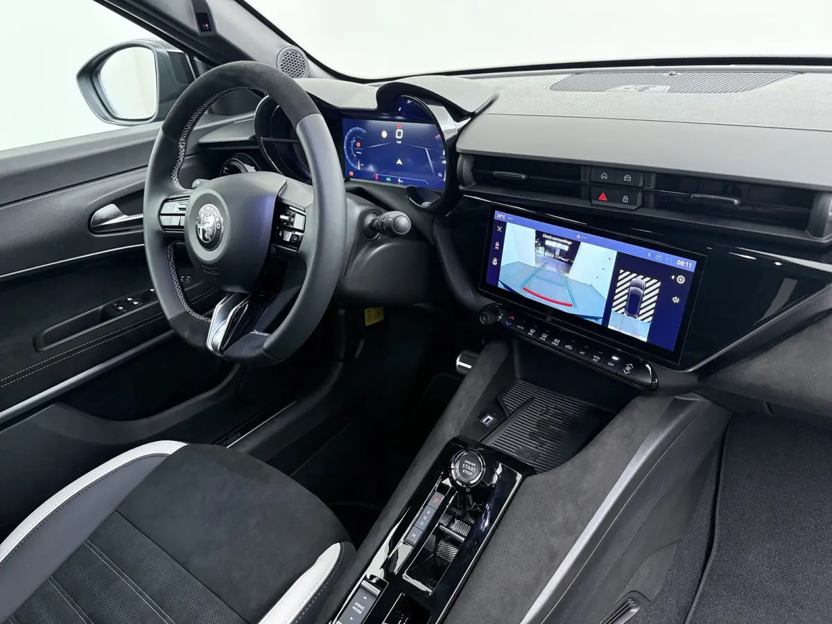 Ibrida Sport Speciale | "Sport Speciale" alcantara bekleding met witte accenten - 6-voudig elektrisch verstelbare bestuurdersstoel / 6-voudig handmatig verstelbare passagiersstoel | 10,1" in