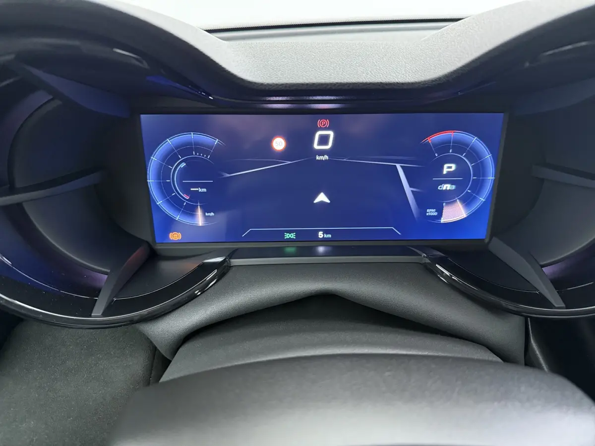 Ibrida Sport Speciale | "Sport Speciale" alcantara bekleding met witte accenten - 6-voudig elektrisch verstelbare bestuurdersstoel / 6-voudig handmatig verstelbare passagiersstoel | 10,1" in