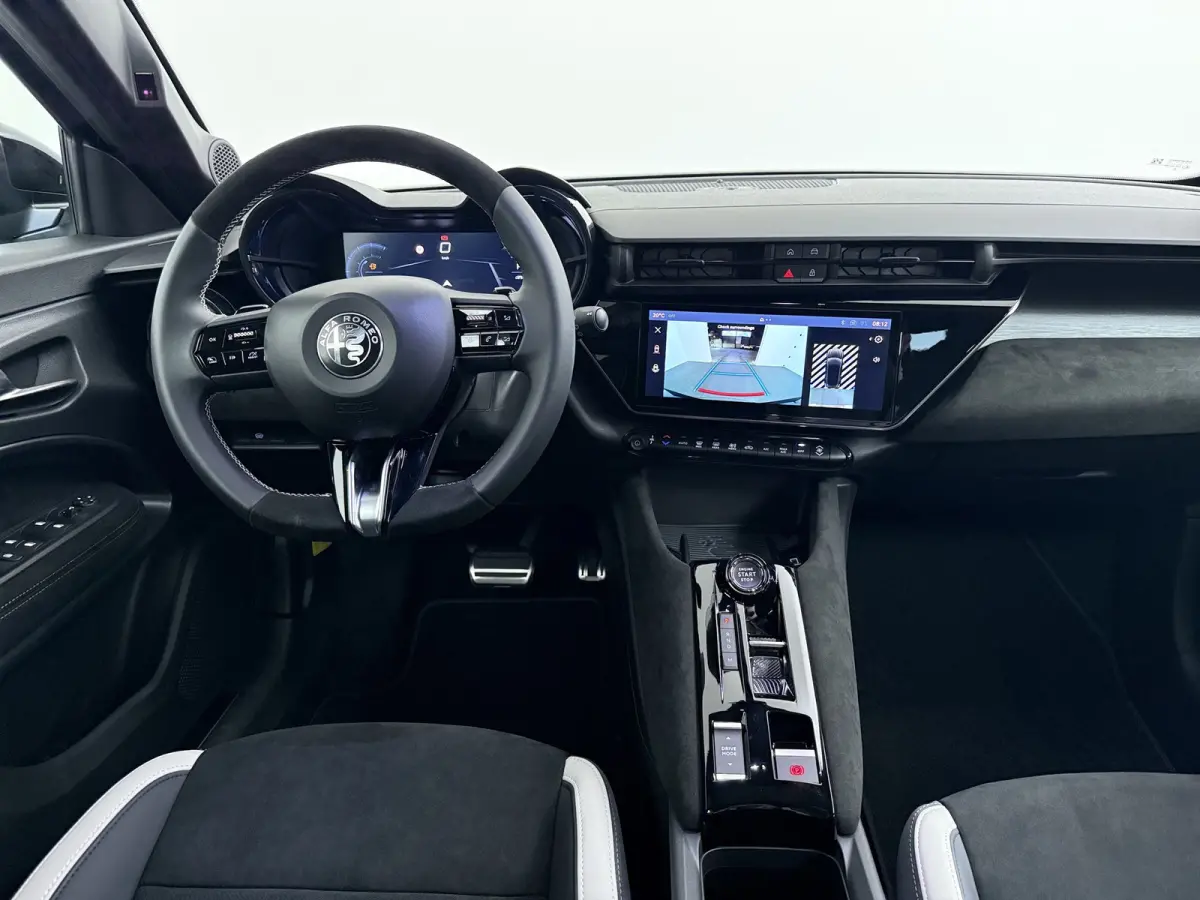 Ibrida Sport Speciale | "Sport Speciale" alcantara bekleding met witte accenten - 6-voudig elektrisch verstelbare bestuurdersstoel / 6-voudig handmatig verstelbare passagiersstoel | 10,1" in