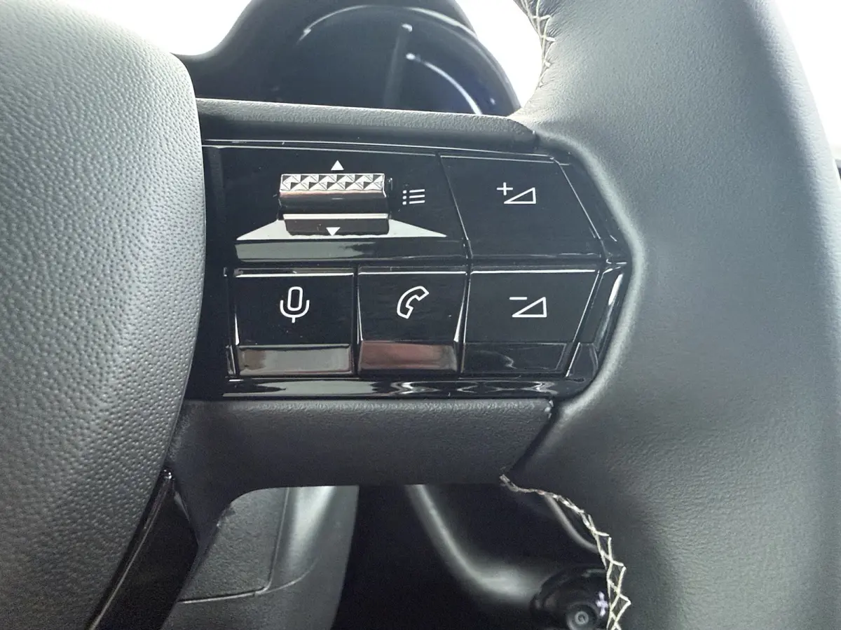 Ibrida Sport Speciale | "Sport Speciale" alcantara bekleding met witte accenten - 6-voudig elektrisch verstelbare bestuurdersstoel / 6-voudig handmatig verstelbare passagiersstoel | 10,1" in