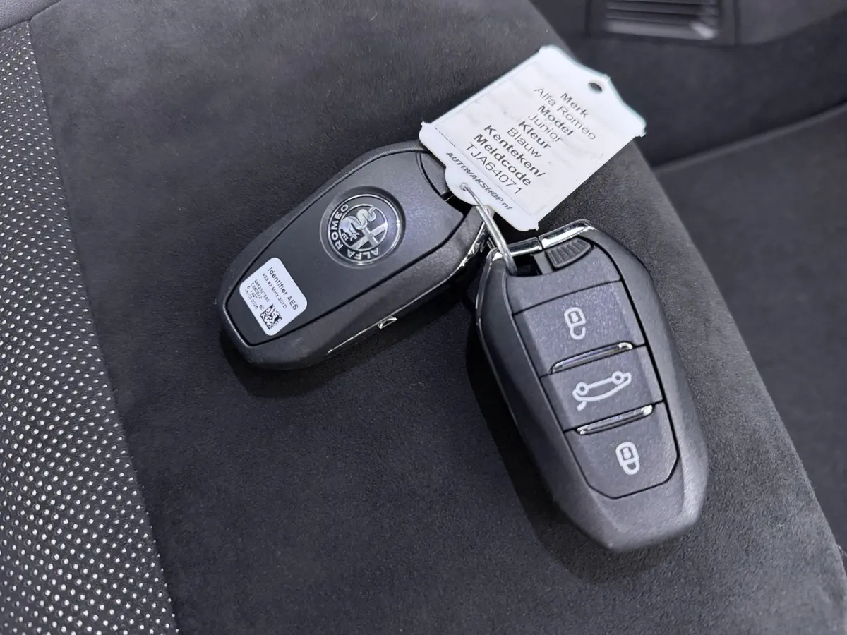Ibrida Sport Speciale | "Sport Speciale" alcantara bekleding met witte accenten - 6-voudig elektrisch verstelbare bestuurdersstoel / 6-voudig handmatig verstelbare passagiersstoel | 10,1" in