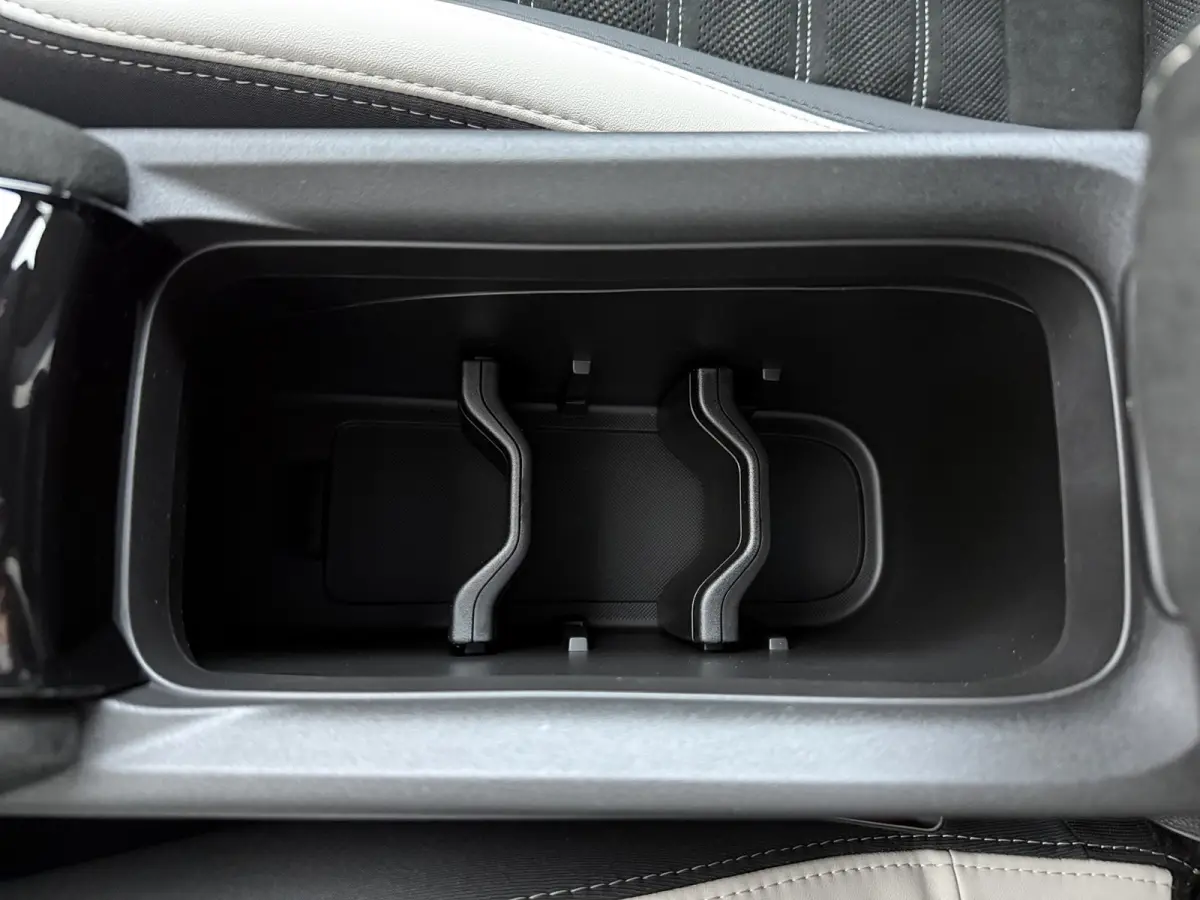 Ibrida Sport Speciale | "Sport Speciale" alcantara bekleding met witte accenten - 6-voudig elektrisch verstelbare bestuurdersstoel / 6-voudig handmatig verstelbare passagiersstoel | 10,1" in