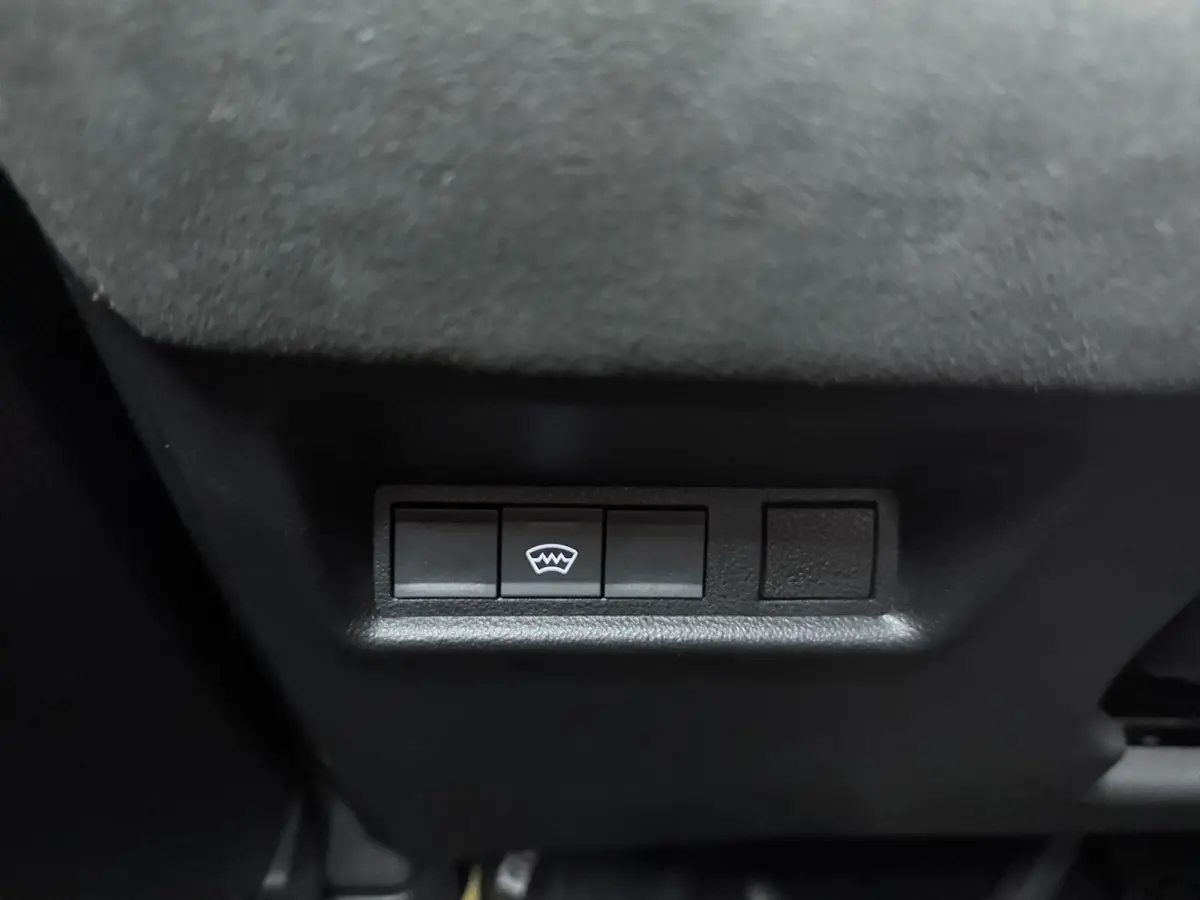 Ibrida Sport Speciale | "Sport Speciale" alcantara bekleding met witte accenten - 6-voudig elektrisch verstelbare bestuurdersstoel / 6-voudig handmatig verstelbare passagiersstoel | 10,1" in