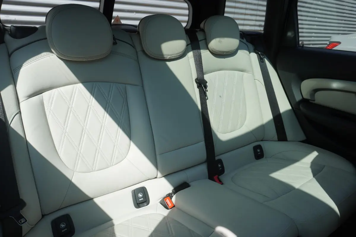 Cooper | Richmond Park Edition | Glazen panoramadak | Harman-Kardon sound system | Elektrisch verwarmde voorstoelen | Comfort Access | Leer Chester Satellite Grey