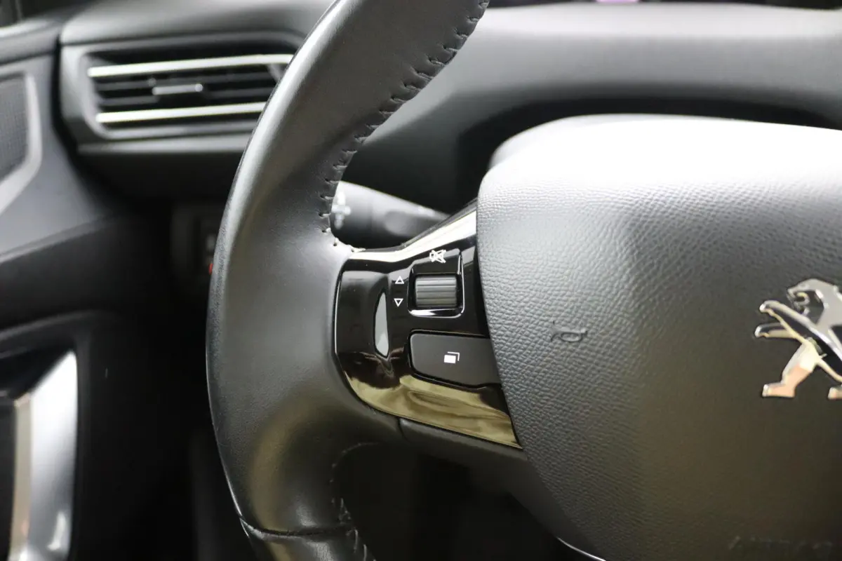 1.2 Premium*NAVI*ACC*HAAK*CAM*ECC*KEYLESS*CARPLAY*