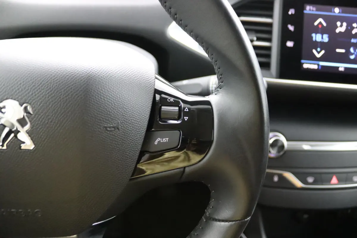 1.2 Premium*NAVI*ACC*HAAK*CAM*ECC*KEYLESS*CARPLAY*