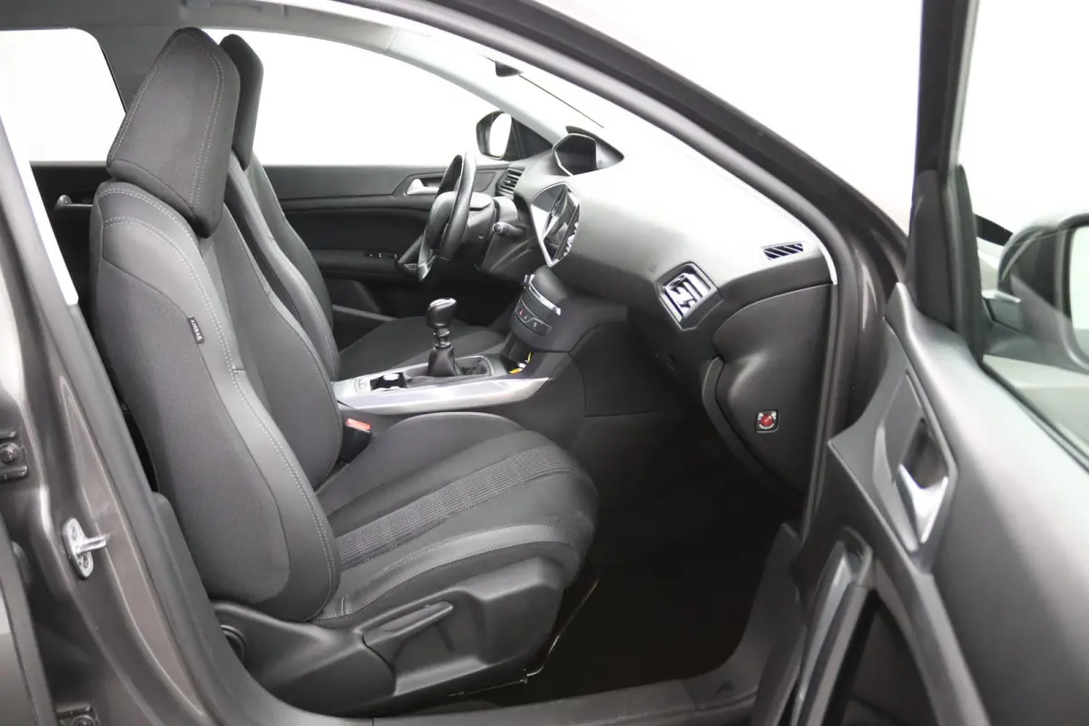 1.2 Premium*NAVI*ACC*HAAK*CAM*ECC*KEYLESS*CARPLAY*