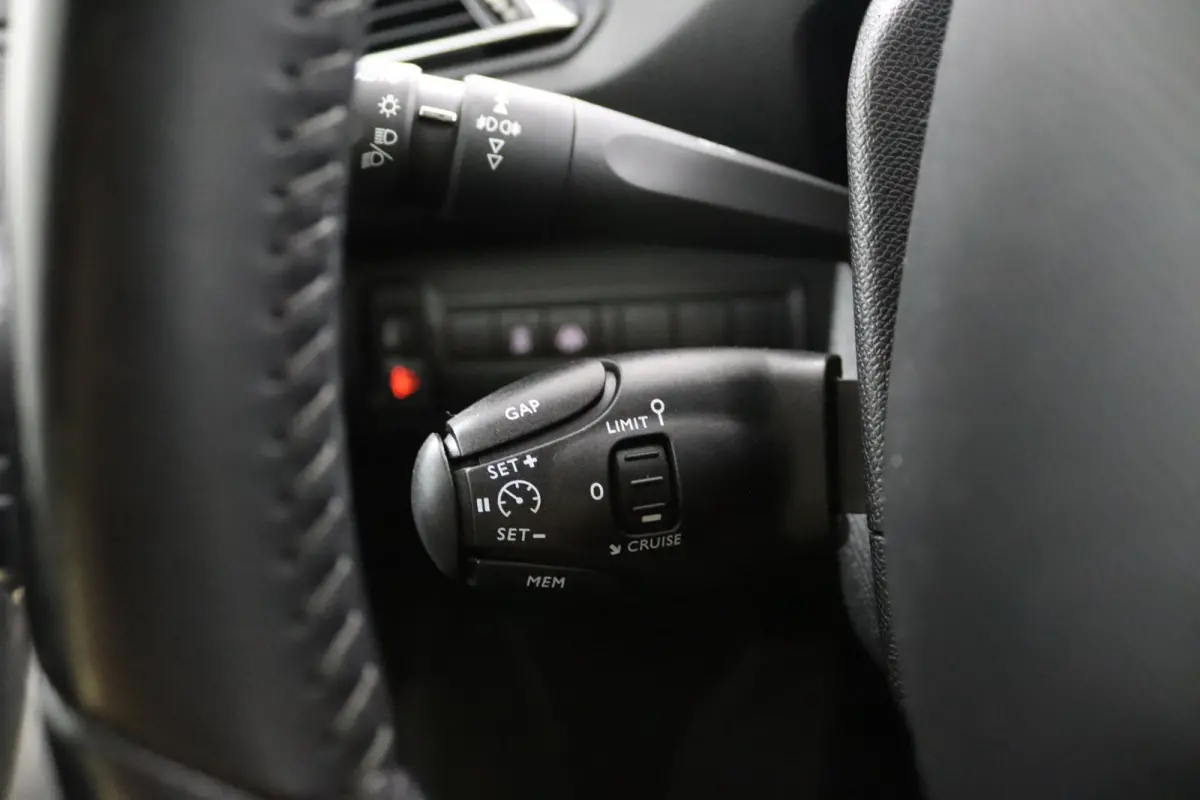 1.2 Premium*NAVI*ACC*HAAK*CAM*ECC*KEYLESS*CARPLAY*