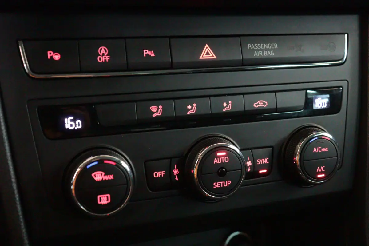 1.0 EcoTSI Style Business Intense | NAVI | CLIMA | CAMERA + PDC | CRUISE | TREKHAAK |