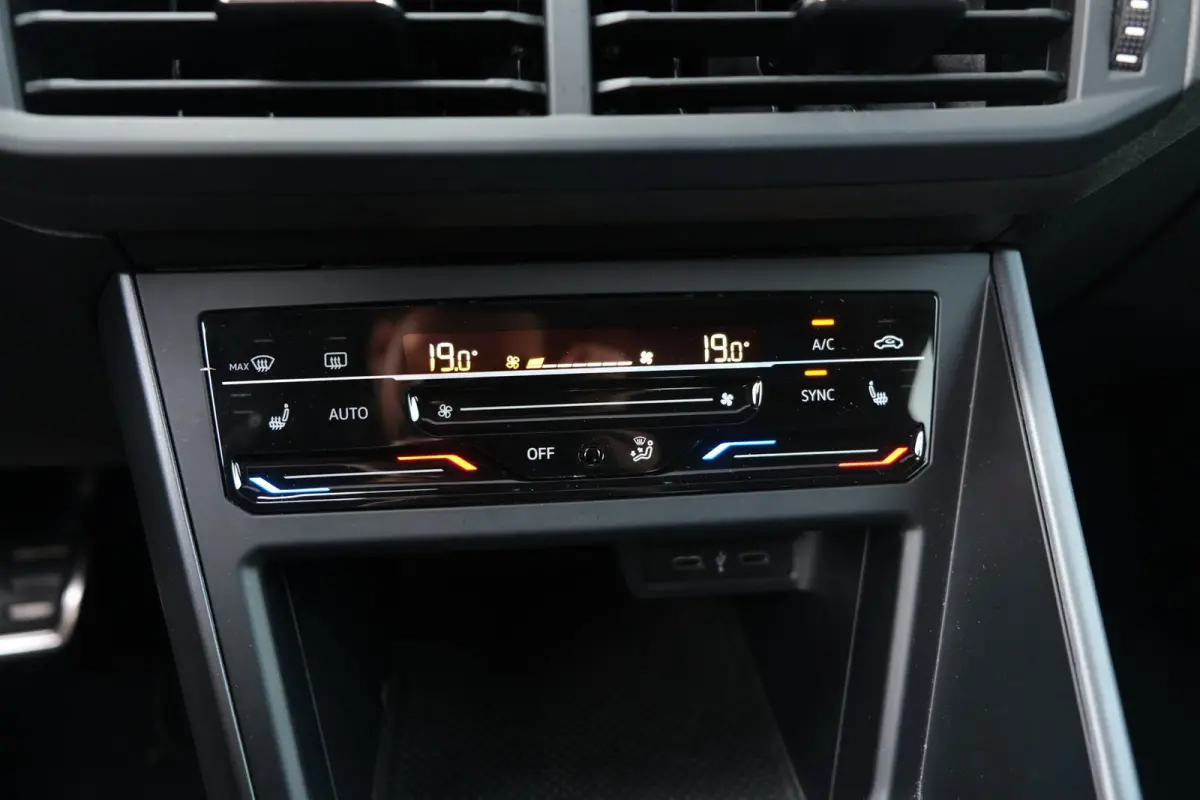 1.0 TSI 2x R-Line DSG 110PK DSG Pano Navi IQ Led Black Navi ACC