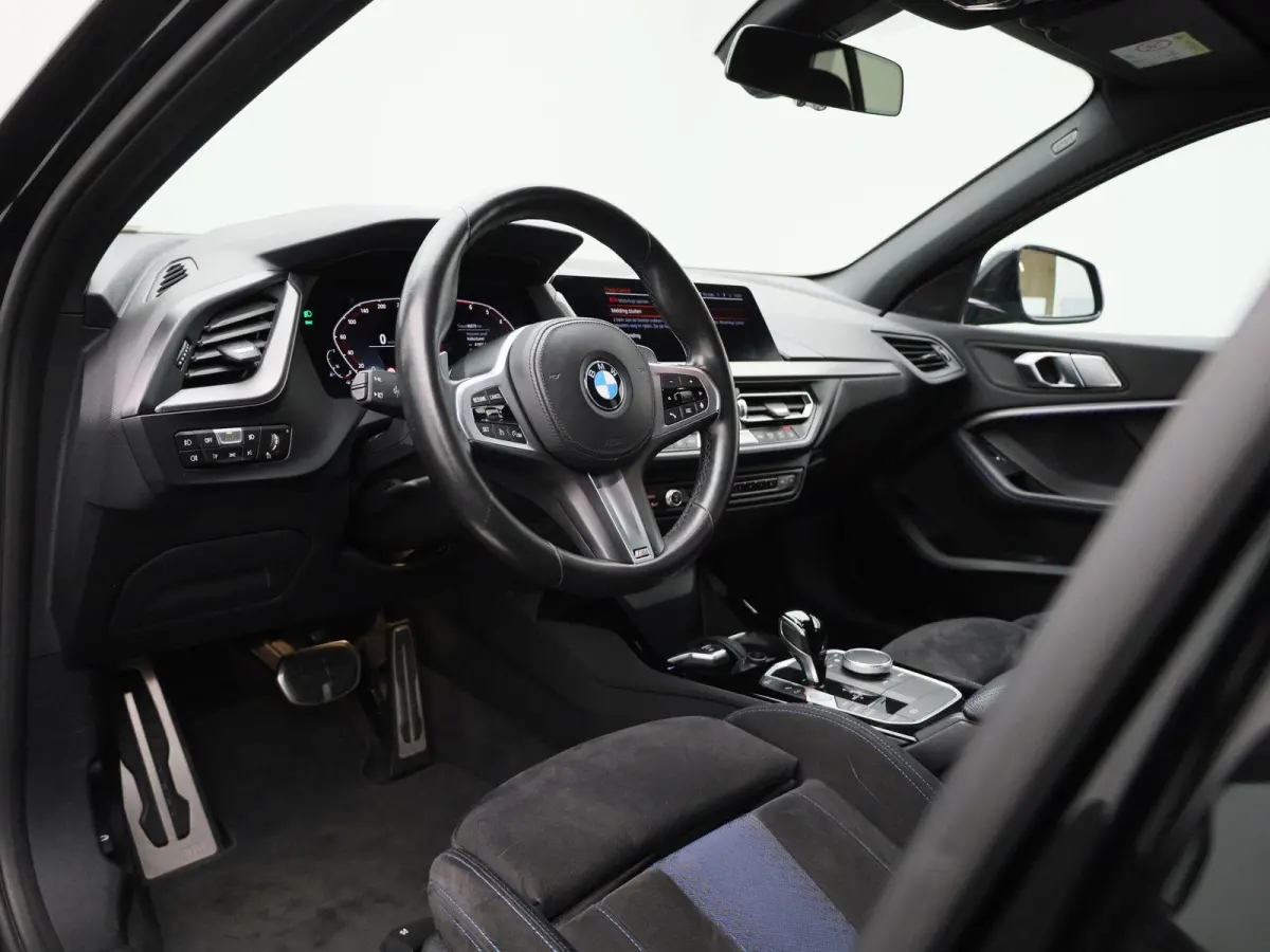 120i Business Edition | M Sport / BMW M 50 Jahre | BMW Live Professional | Adaptieve LED koplampen | Apple Carplay/Android Auto | Active Guard Plus | 12 Maanden BOVAG Garantie |