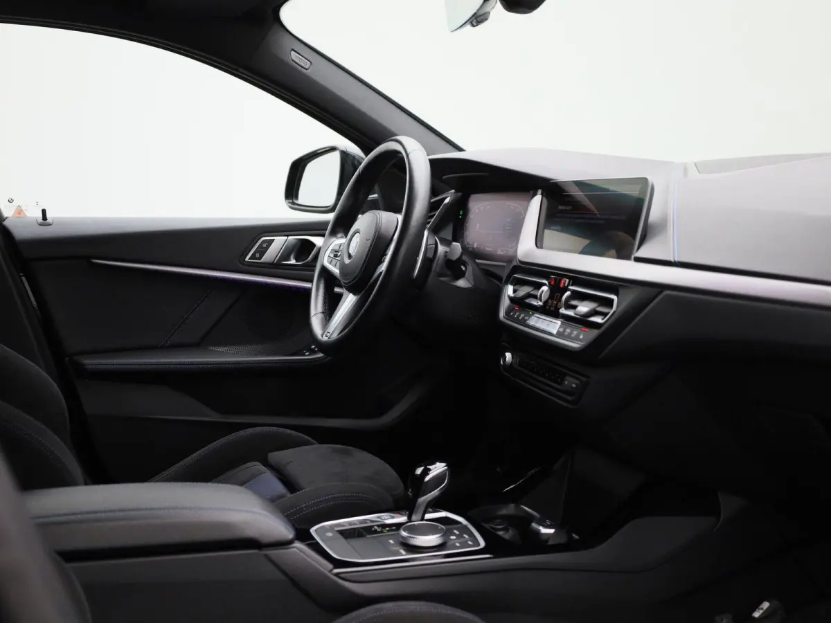 120i Business Edition | M Sport / BMW M 50 Jahre | BMW Live Professional | Adaptieve LED koplampen | Apple Carplay/Android Auto | Active Guard Plus | 12 Maanden BOVAG Garantie |