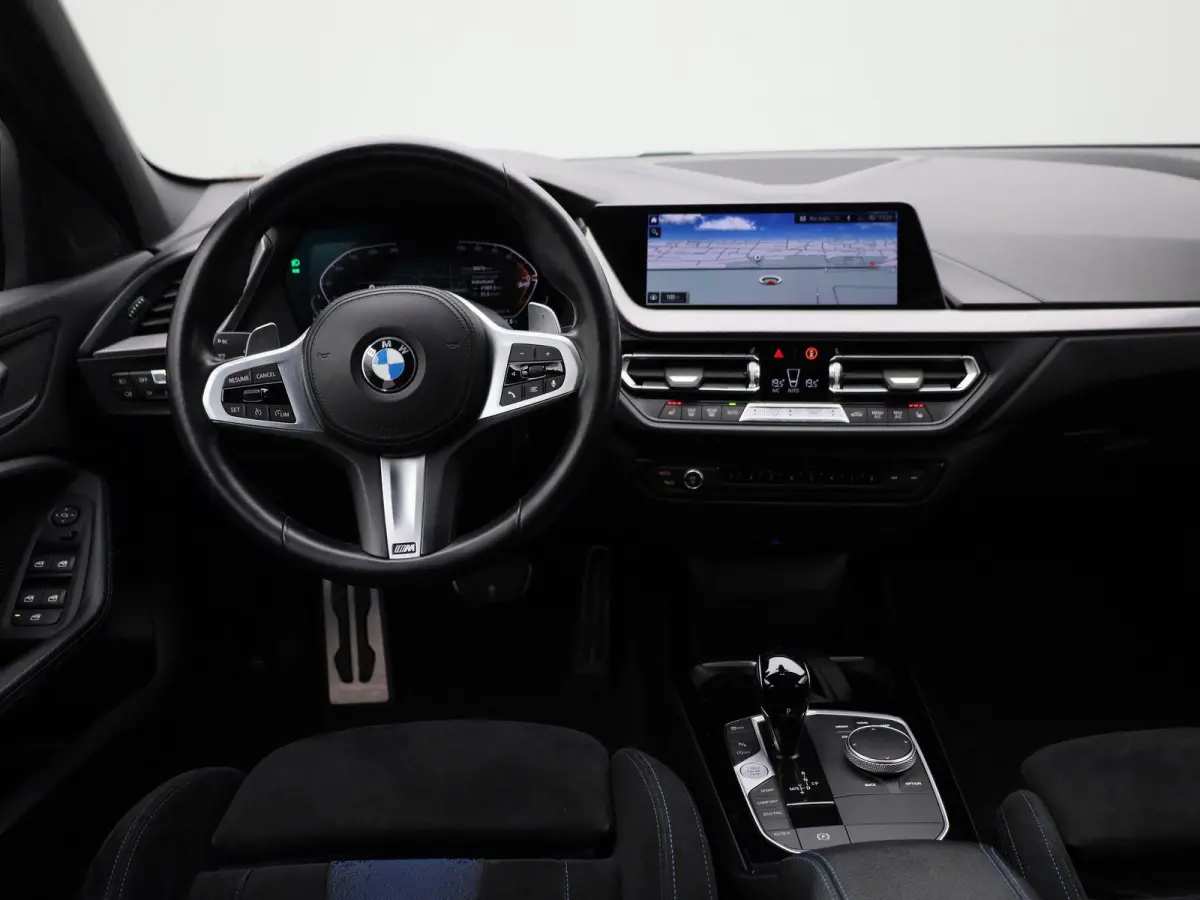 120i Business Edition | M Sport / BMW M 50 Jahre | BMW Live Professional | Adaptieve LED koplampen | Apple Carplay/Android Auto | Active Guard Plus | 12 Maanden BOVAG Garantie |