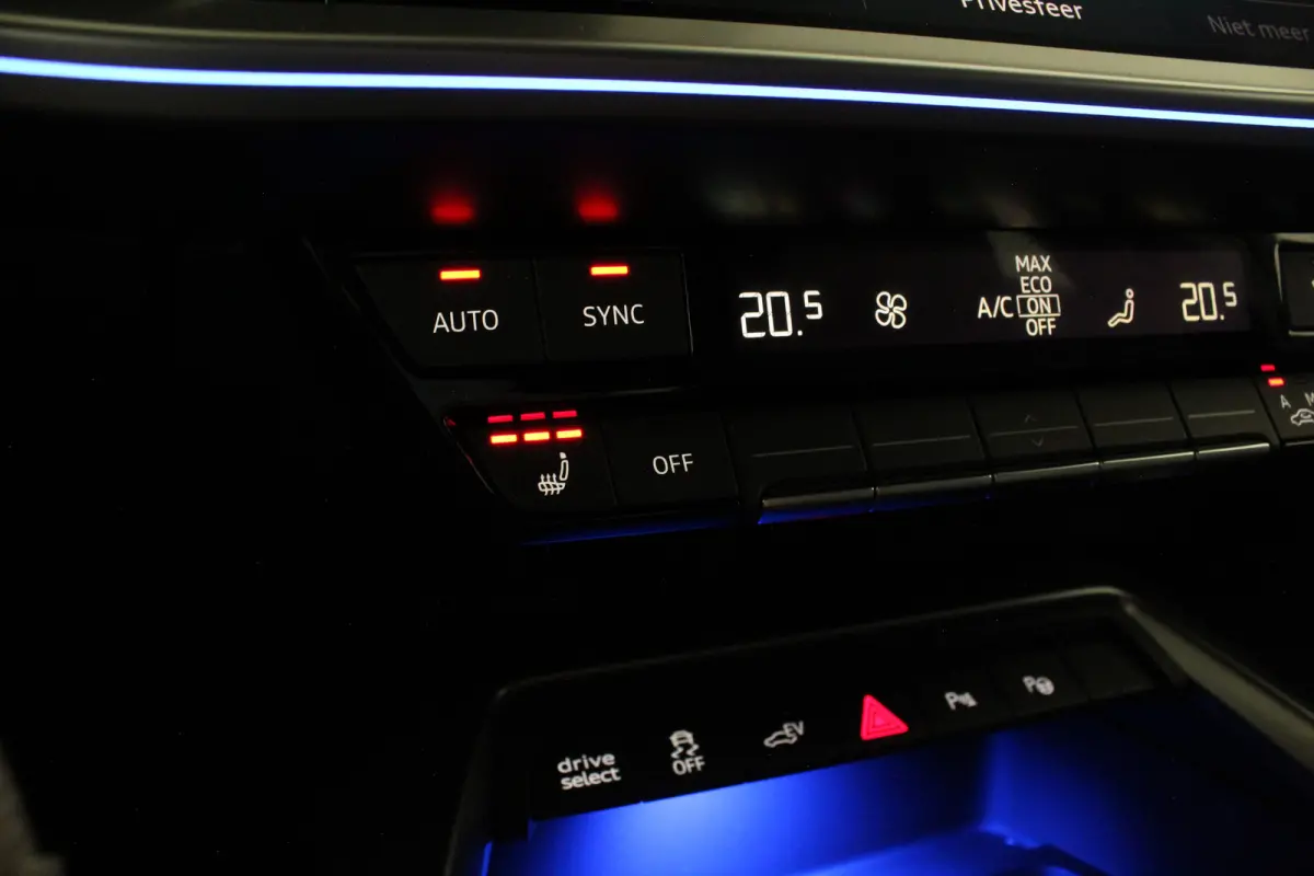 40 TFSI e S line edition > Sfeerverlichting/18inch/Trekhaak/Plug in hybrid/Mythos Black