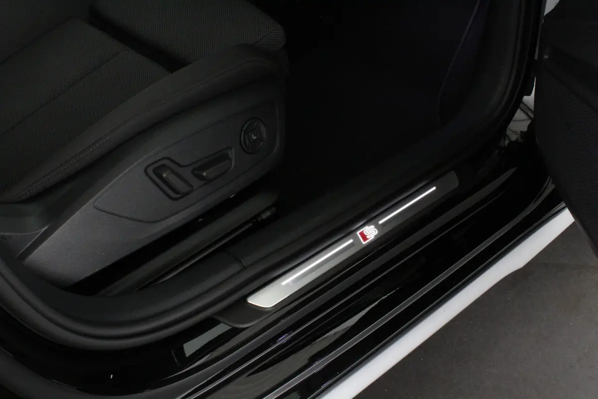 40 TFSI e S line edition > Sfeerverlichting/18inch/Trekhaak/Plug in hybrid/Mythos Black