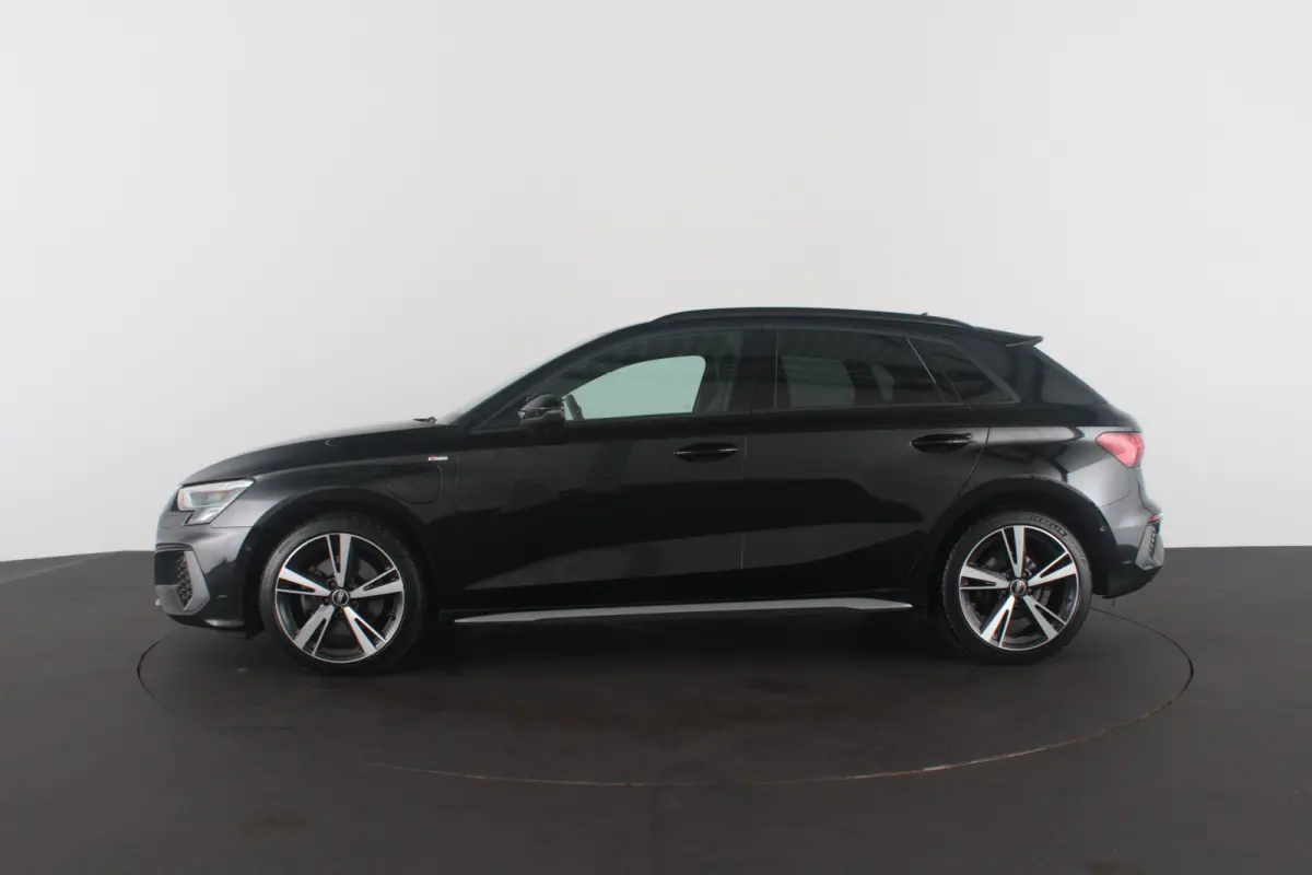 40 TFSI e S line edition > Sfeerverlichting/18inch/Trekhaak/Plug in hybrid/Mythos Black