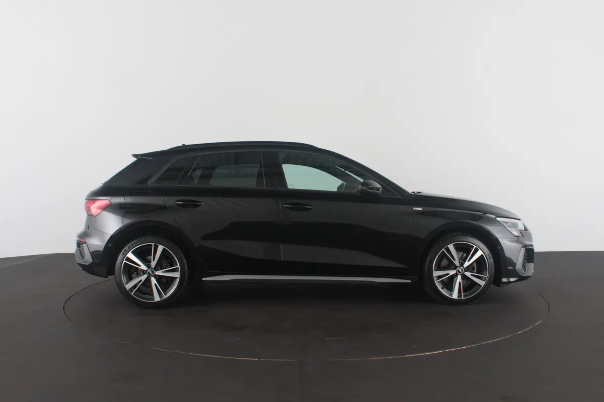 40 TFSI e S line edition > Sfeerverlichting/18inch/Trekhaak/Plug in hybrid/Mythos Black
