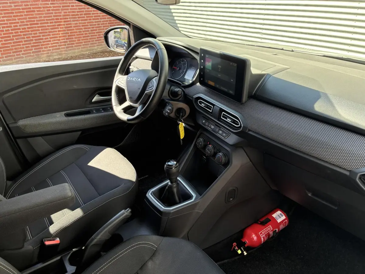 1.0 TCe Carplay Cruise Led navi Camera BJ 2024 Eerste Eigenaar Nieuwstaat 17330 Km Gereden Fabrieksgarantie tot 14-11-2027 incl 12 maanden garantie