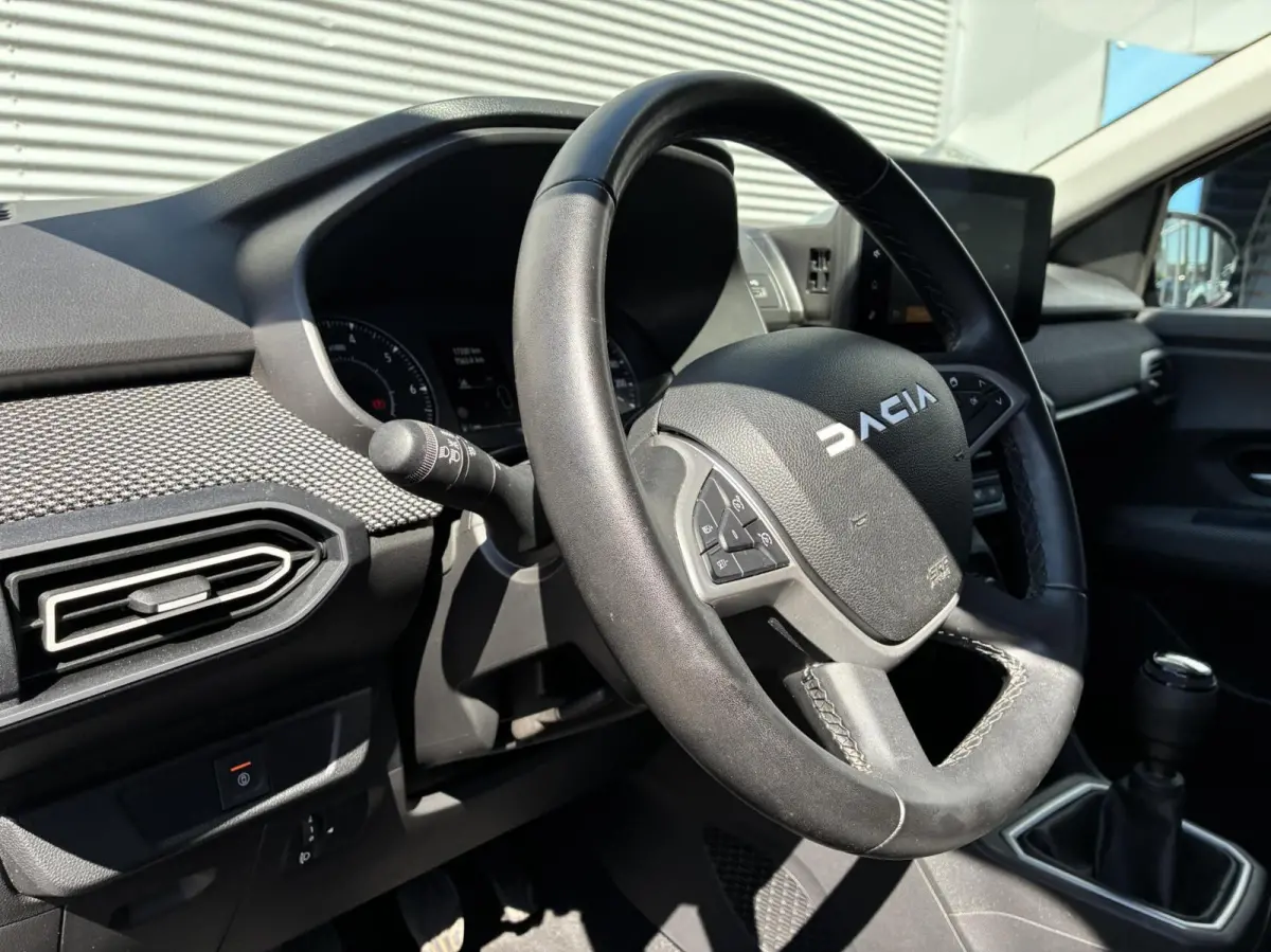 1.0 TCe Carplay Cruise Led navi Camera BJ 2024 Eerste Eigenaar Nieuwstaat 17330 Km Gereden Fabrieksgarantie tot 14-11-2027 incl 12 maanden garantie