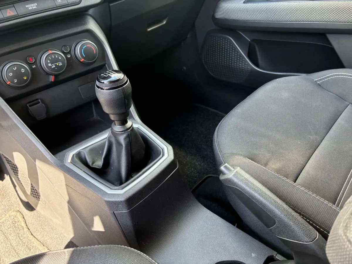 1.0 TCe Carplay Cruise Led navi Camera BJ 2024 Eerste Eigenaar Nieuwstaat 17330 Km Gereden Fabrieksgarantie tot 14-11-2027 incl 12 maanden garantie