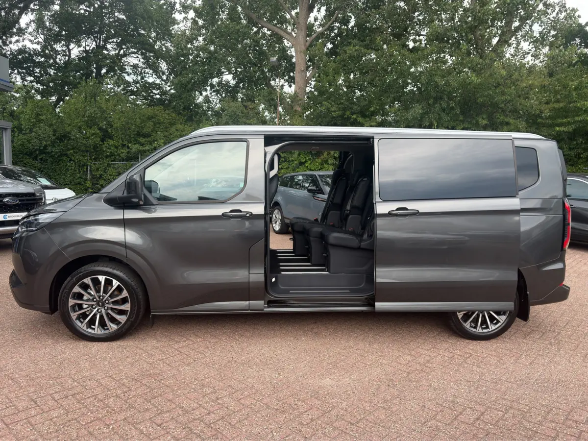 Tourneo Plug-in Hybrid 233pk L2 Titanium X | 8 Persoons | Matrix Led koplampen | Wegklapbare Trekhaak | Luxery Pack |