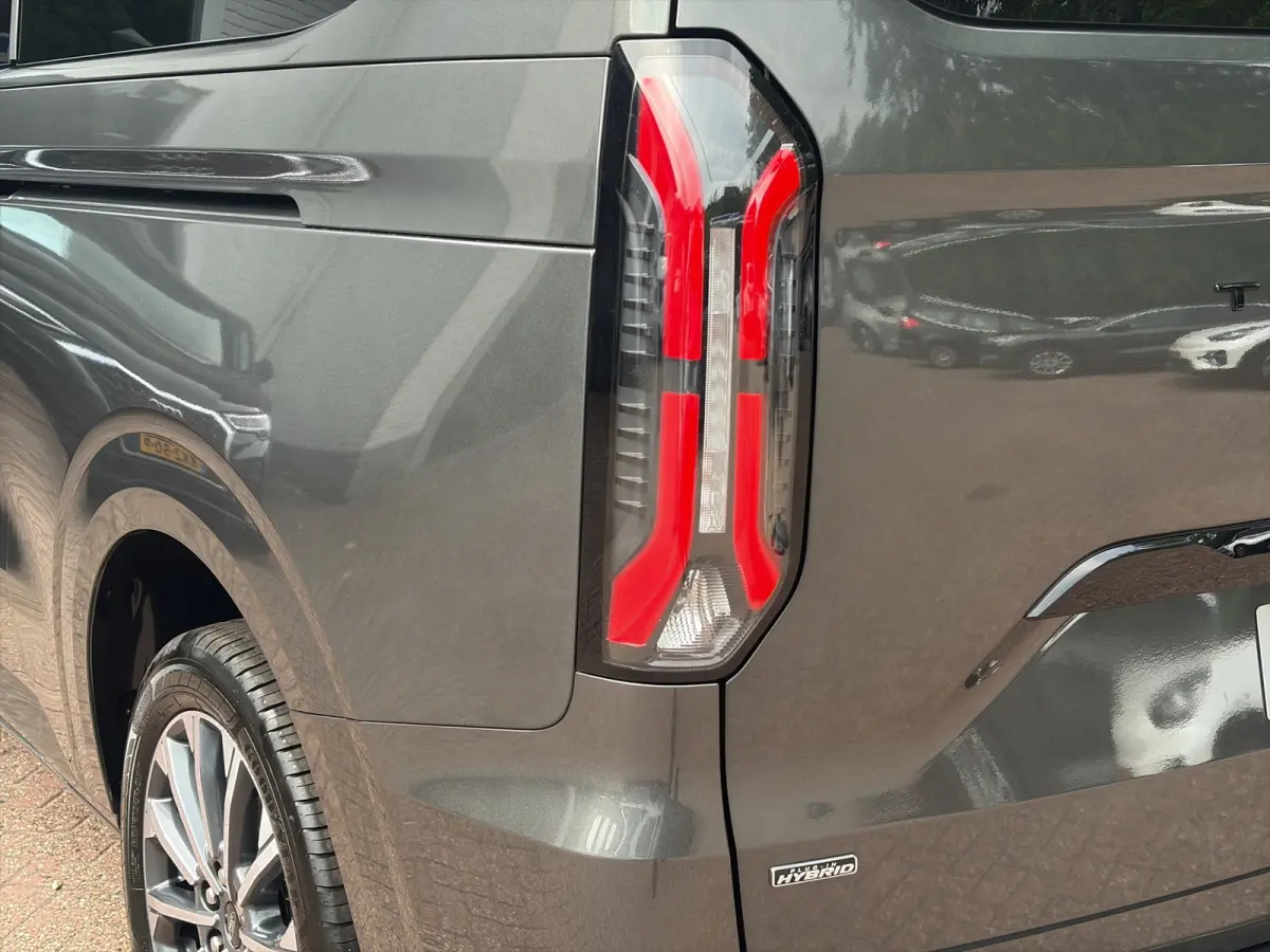 Tourneo Plug-in Hybrid 233pk L2 Titanium X | 8 Persoons | Matrix Led koplampen | Wegklapbare Trekhaak | Luxery Pack |