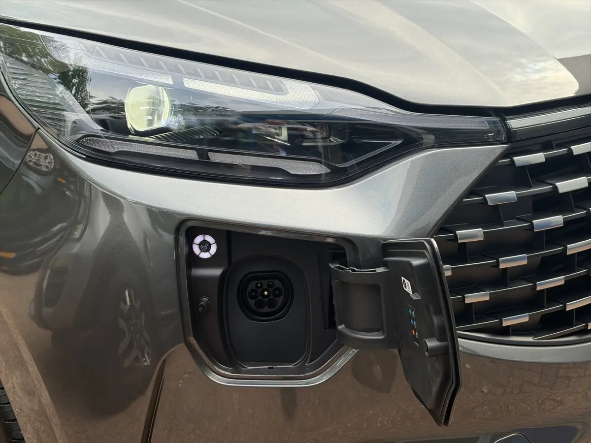 Tourneo Plug-in Hybrid 233pk L2 Titanium X | 8 Persoons | Matrix Led koplampen | Wegklapbare Trekhaak | Luxery Pack |