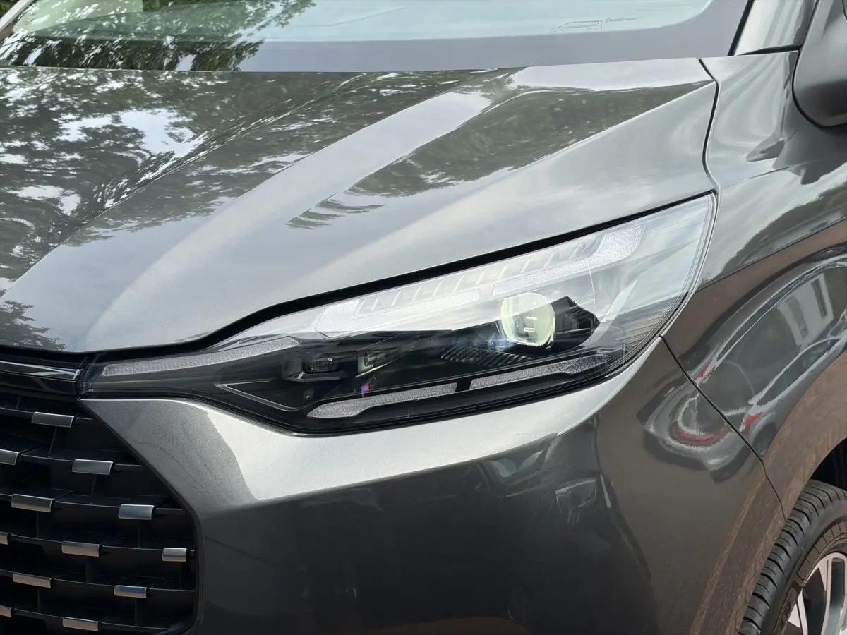 Tourneo Plug-in Hybrid 233pk L2 Titanium X | 8 Persoons | Matrix Led koplampen | Wegklapbare Trekhaak | Luxery Pack |