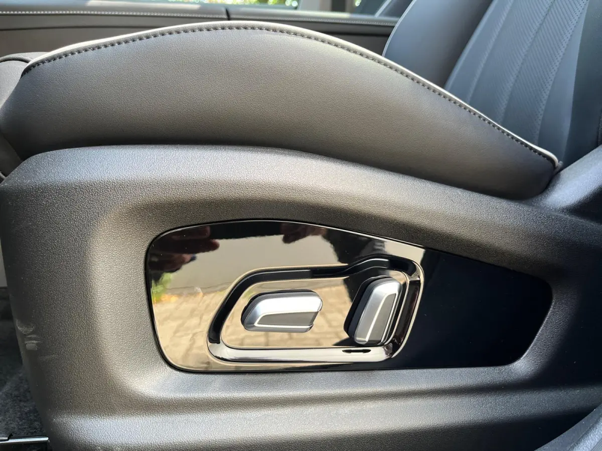 Premium 61 kWh | Nieuw uit voorraad leverbaar |360 camera | Leder | Stoelverwarming en stoelverkoeling | Carplay |