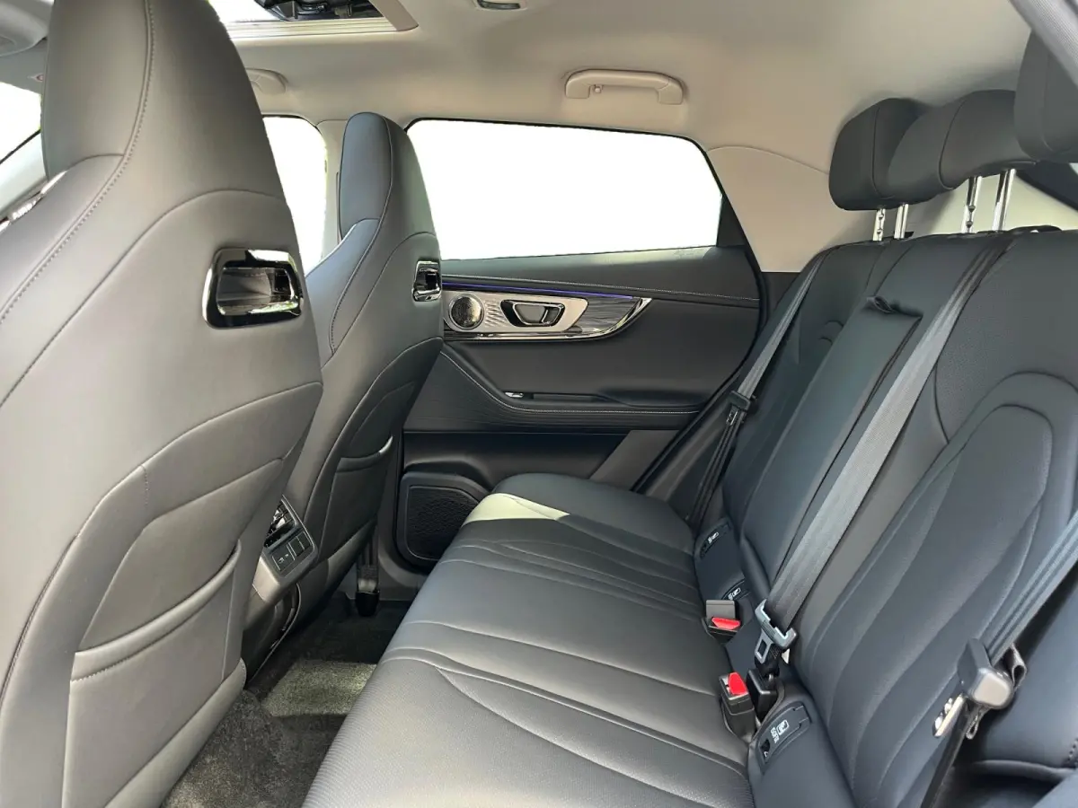 Premium 61 kWh | Nieuw uit voorraad leverbaar |360 camera | Leder | Stoelverwarming en stoelverkoeling | Carplay |