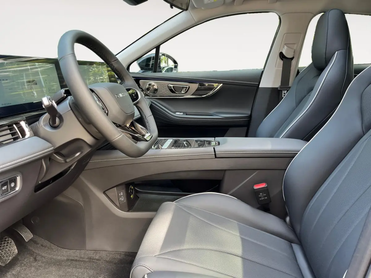 Premium 61 kWh | Nieuw uit voorraad leverbaar |360 camera | Leder | Stoelverwarming en stoelverkoeling | Carplay |