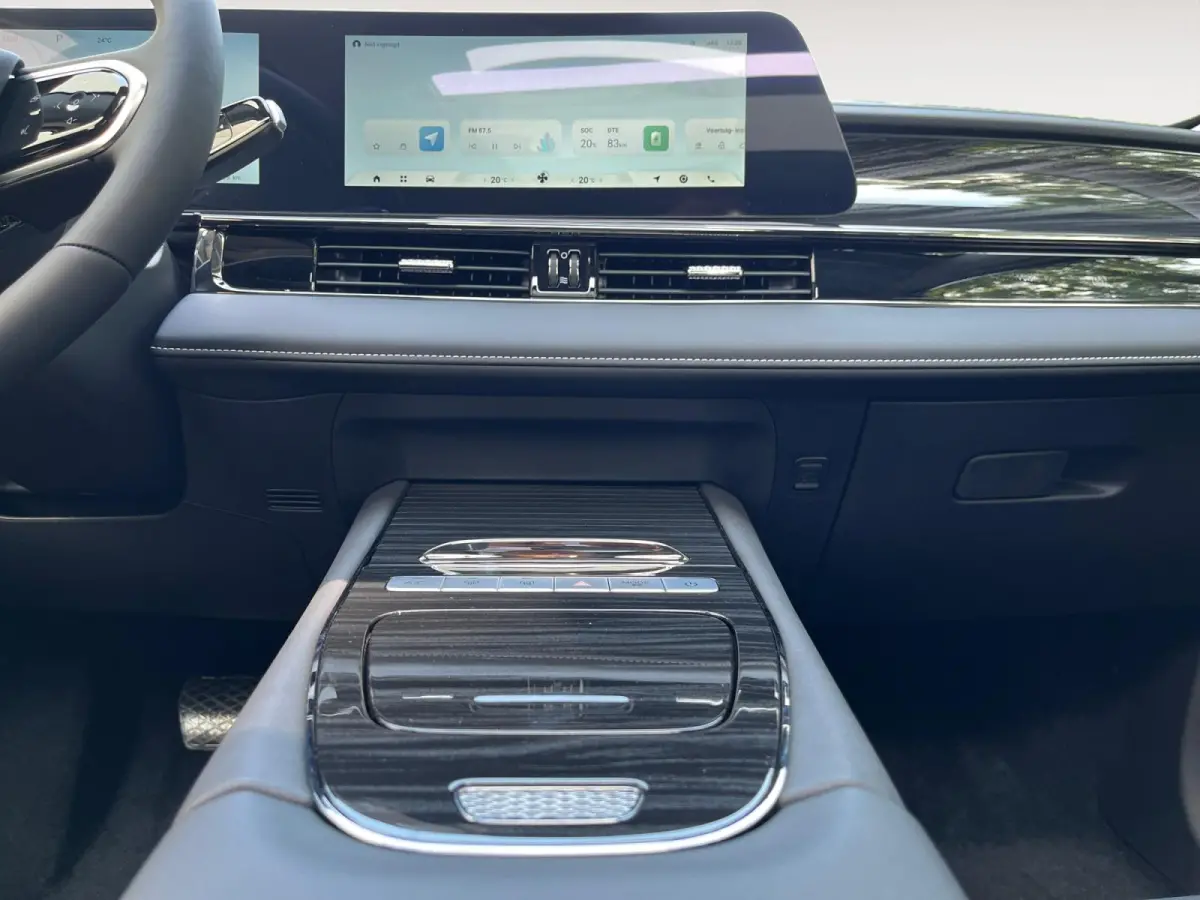 Premium 61 kWh | Nieuw uit voorraad leverbaar |360 camera | Leder | Stoelverwarming en stoelverkoeling | Carplay |