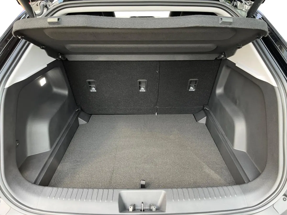 Premium 61 kWh | Nieuw uit voorraad leverbaar |360 camera | Leder | Stoelverwarming en stoelverkoeling | Carplay |