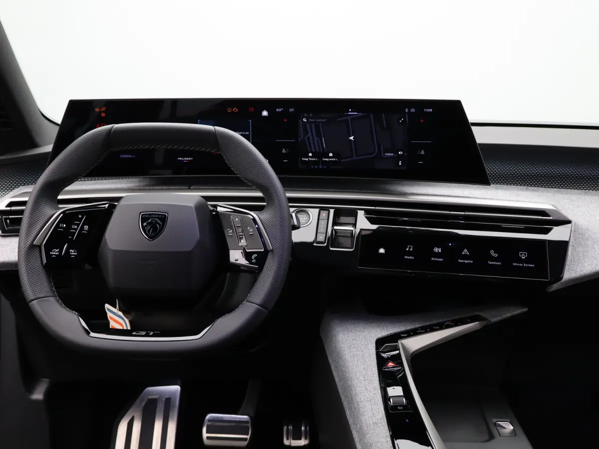 1.2 Hybrid 145 GT Camera | Cruise Control Adaptief | Stoel en Stuur Verwarming | 19" Lichtmetalen Velgen | Parkeersensoren Voor en Achter | Keyless