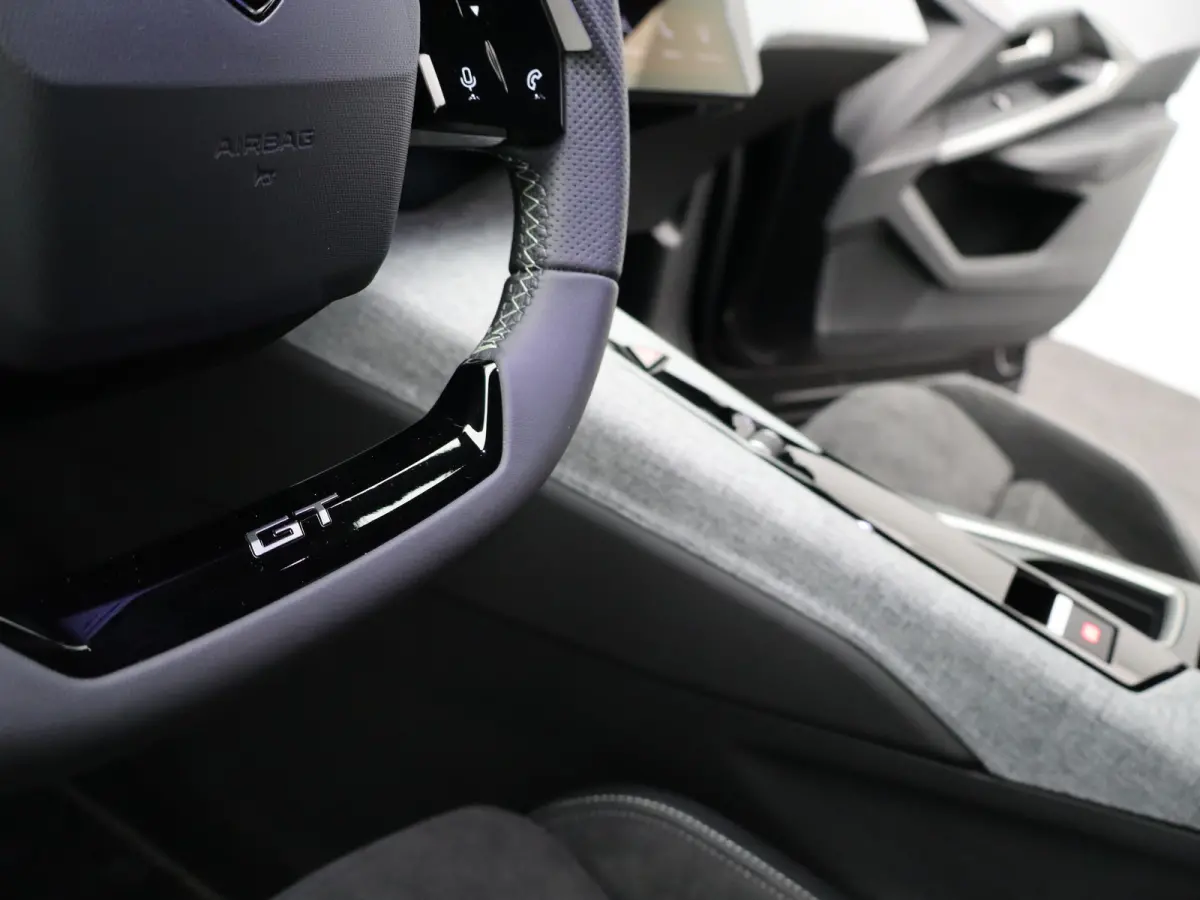 1.2 Hybrid 145 GT Camera | Cruise Control Adaptief | Stoel en Stuur Verwarming | 19" Lichtmetalen Velgen | Parkeersensoren Voor en Achter | Keyless
