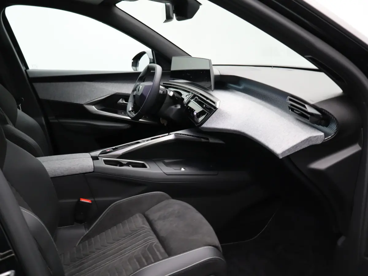 1.2 Hybrid 145 GT Camera | Cruise Control Adaptief | Stoel en Stuur Verwarming | 19" Lichtmetalen Velgen | Parkeersensoren Voor en Achter | Keyless