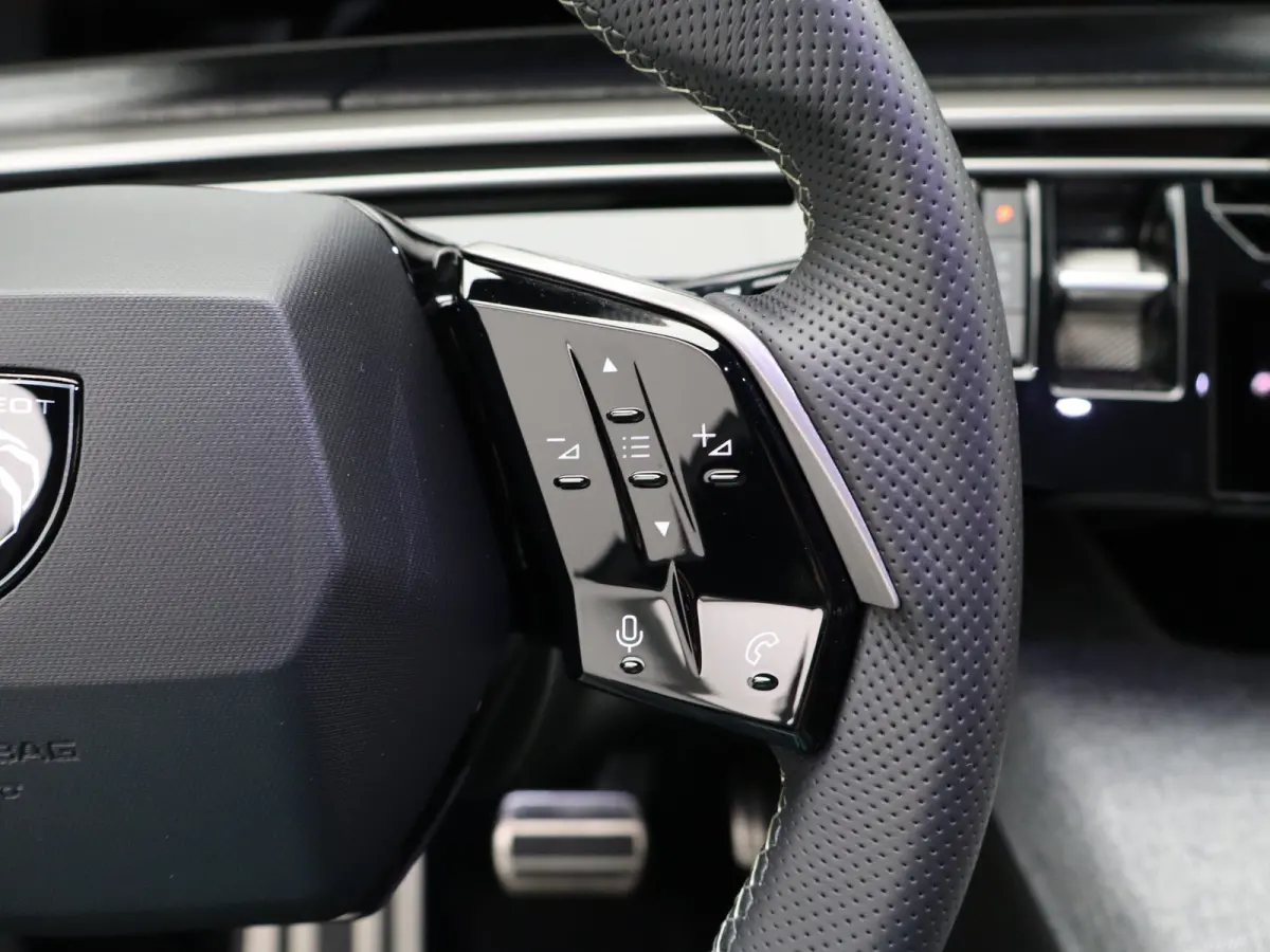 1.2 Hybrid 145 GT Camera | Cruise Control Adaptief | Stoel en Stuur Verwarming | 19" Lichtmetalen Velgen | Parkeersensoren Voor en Achter | Keyless