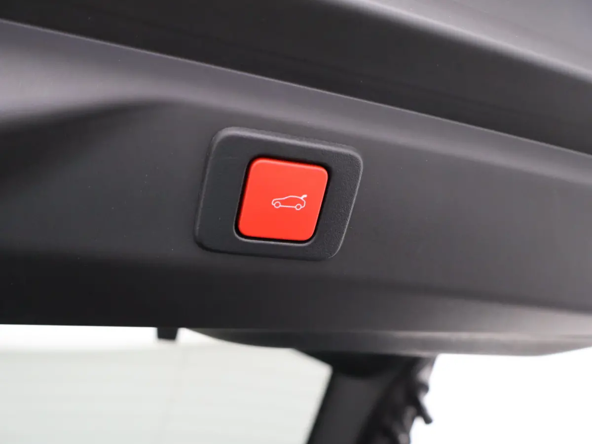 1.2 Hybrid 145 GT Camera | Cruise Control Adaptief | Stoel en Stuur Verwarming | 19" Lichtmetalen Velgen | Parkeersensoren Voor en Achter | Keyless