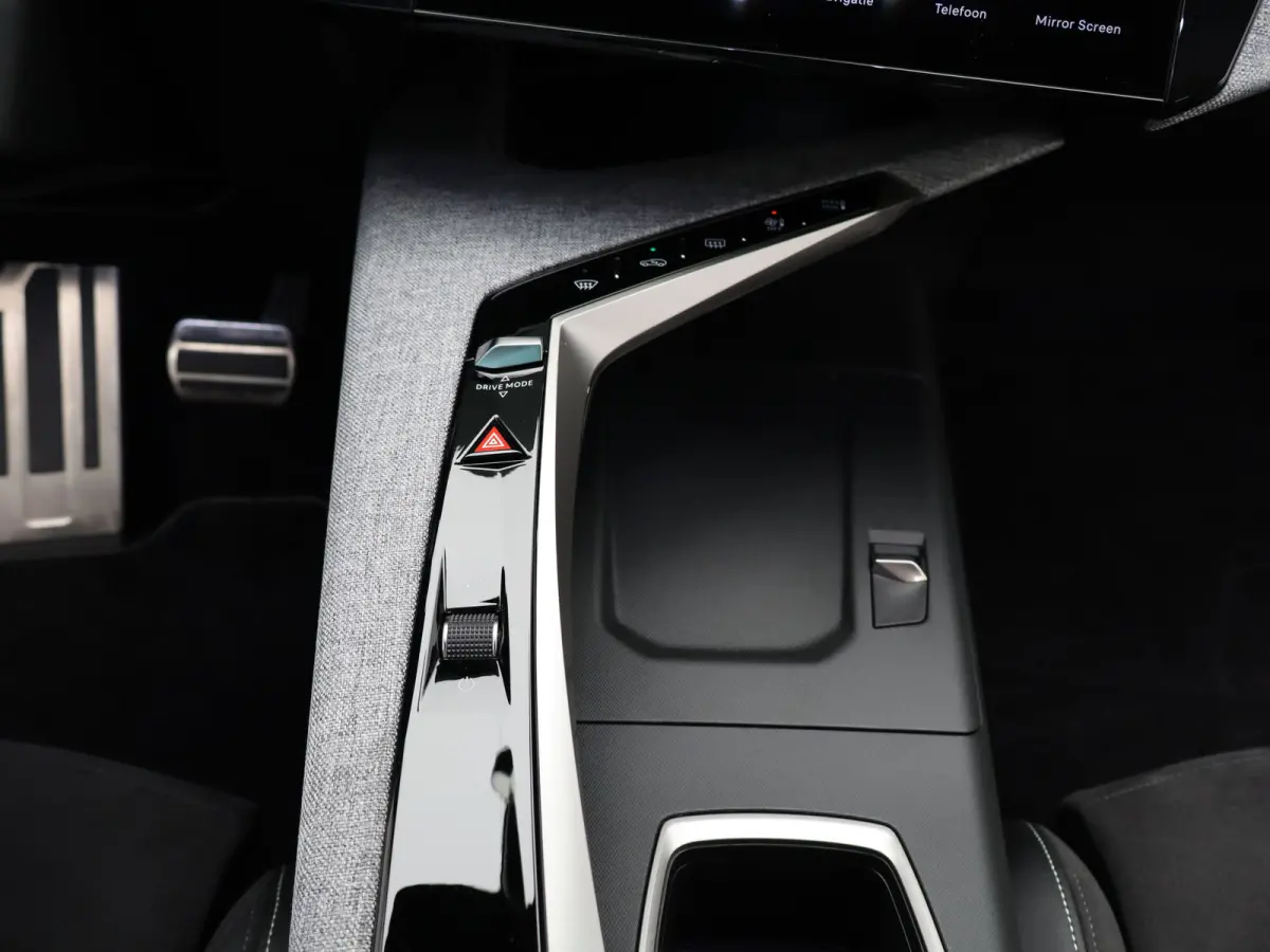 1.2 Hybrid 145 GT Camera | Cruise Control Adaptief | Stoel en Stuur Verwarming | 19" Lichtmetalen Velgen | Parkeersensoren Voor en Achter | Keyless