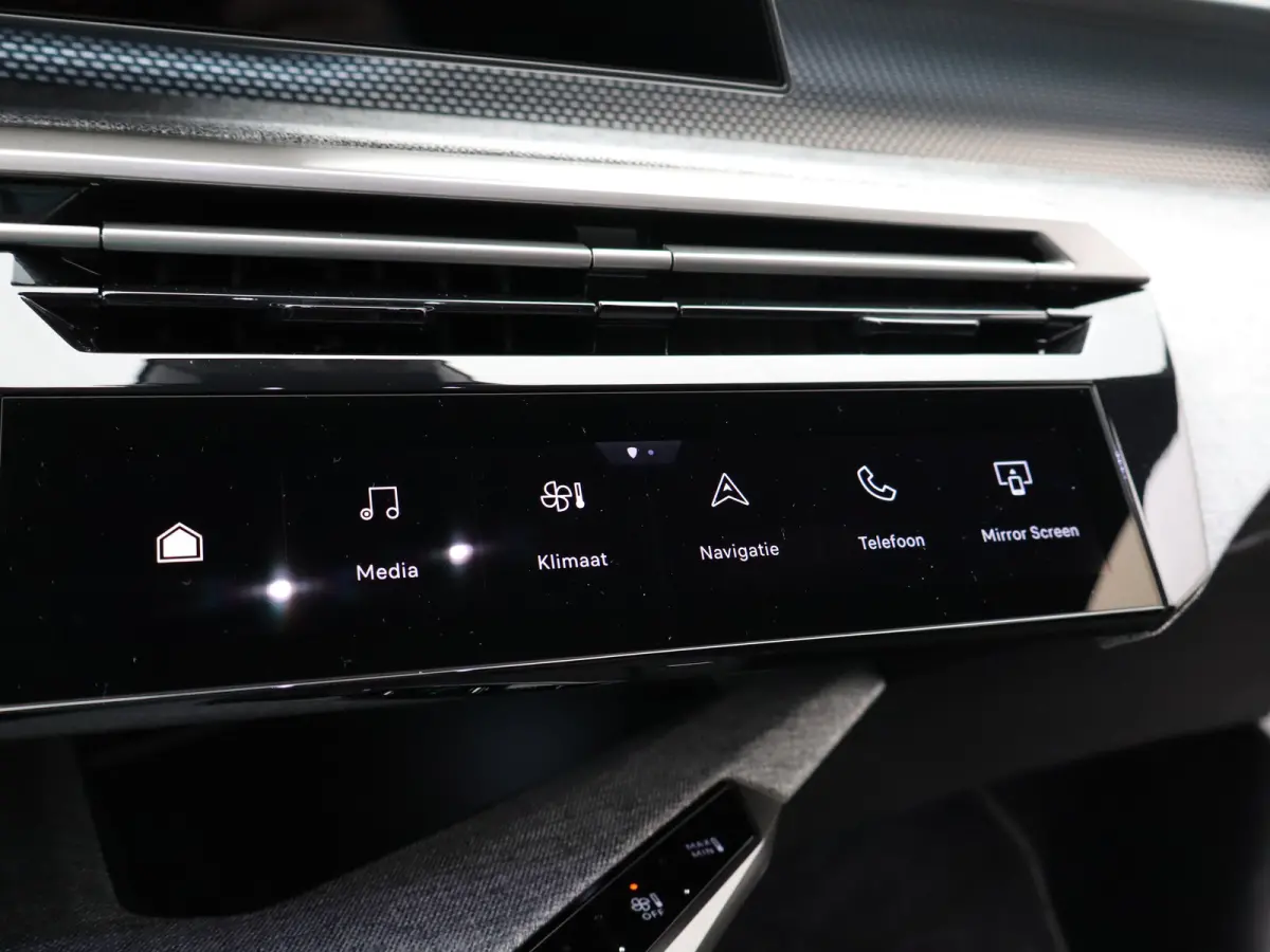 1.2 Hybrid 145 GT Camera | Cruise Control Adaptief | Stoel en Stuur Verwarming | 19" Lichtmetalen Velgen | Parkeersensoren Voor en Achter | Keyless